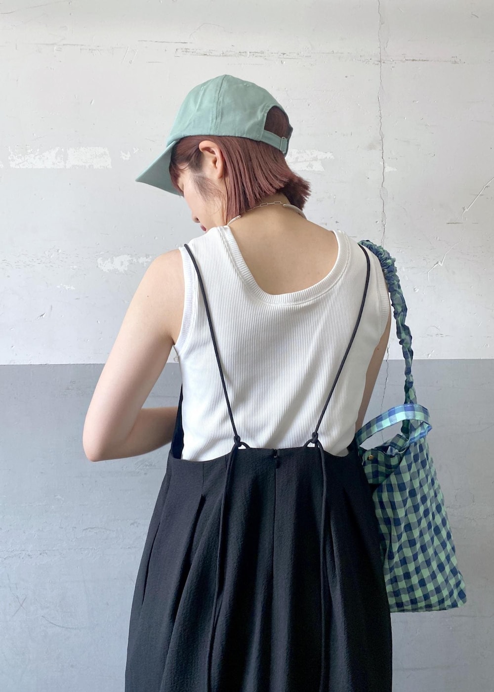 ブルー系のトートバッグ、ホワイト系のタンクトップ、ブラック系のワンピースを着用したレディースの夏コーディネートの10枚目の写真