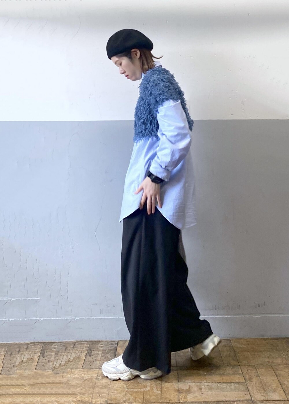 ブルー系のTシャツ/カットソー、ブルー系のシャツ/ブラウス、ブラック系のスラックスを着用したレディースの冬コーディネートの2枚目の写真