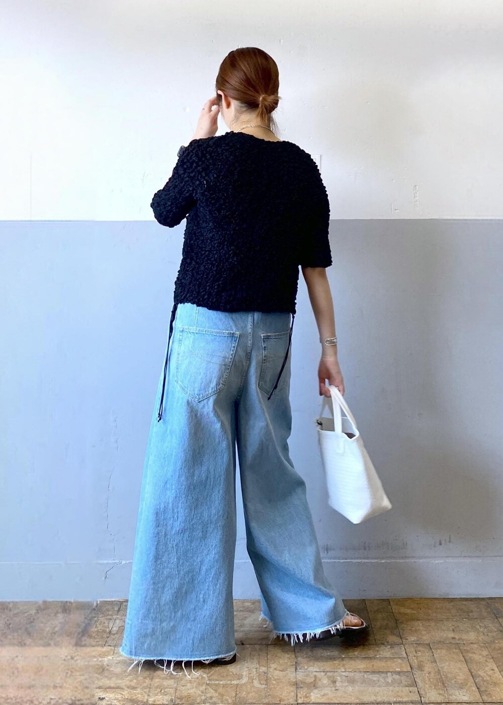 シルバー系のサンダル、ブルー系のサロペット/オーバーオール、ブラック系のカーディガン/ボレロを着用したレディースの春コーディネートの4枚目の写真