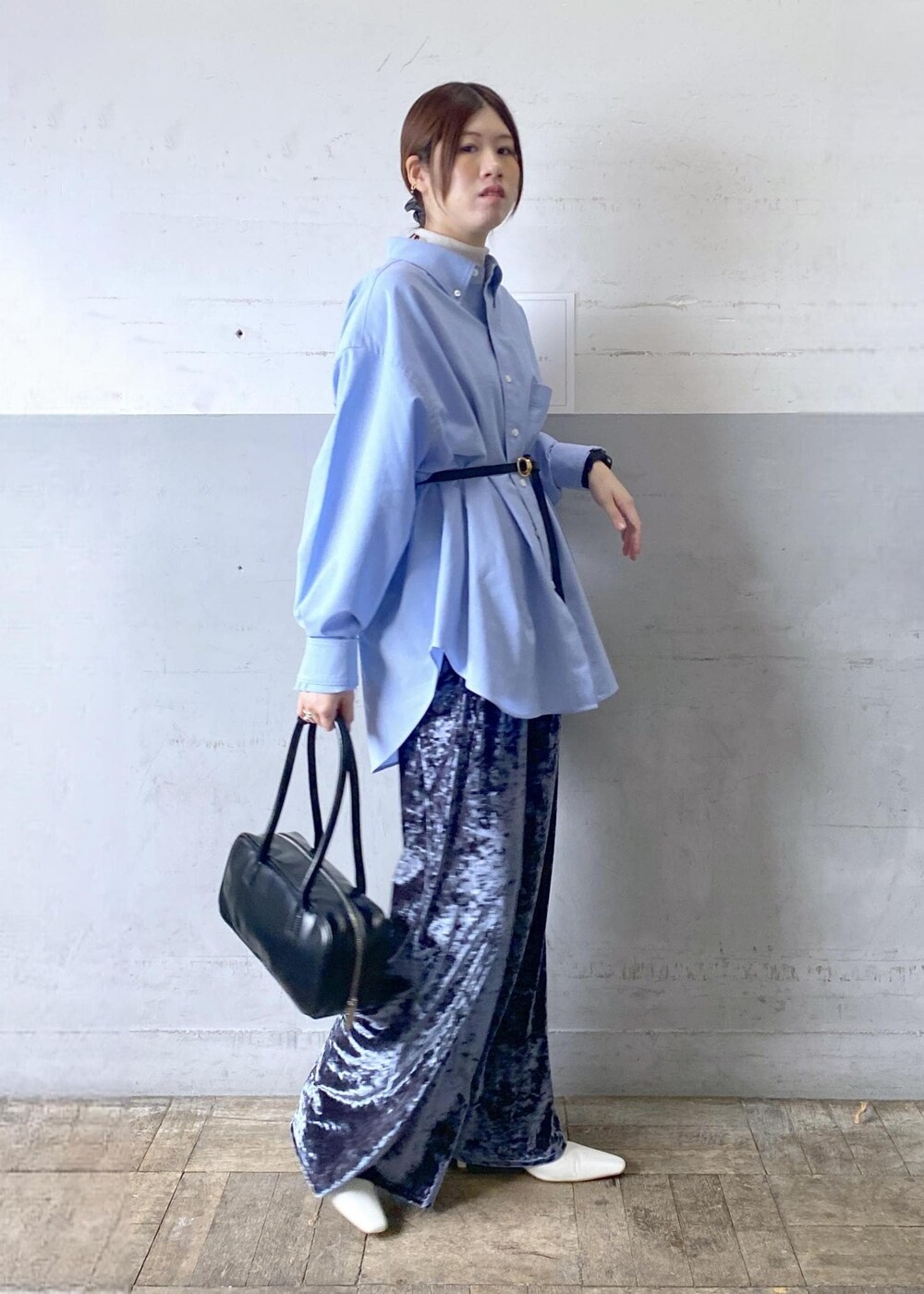 その他のその他パンツ、ホワイト系のブーツ、ブルー系のシャツ/ブラウスを着用したレディースの秋コーディネートの2枚目の写真