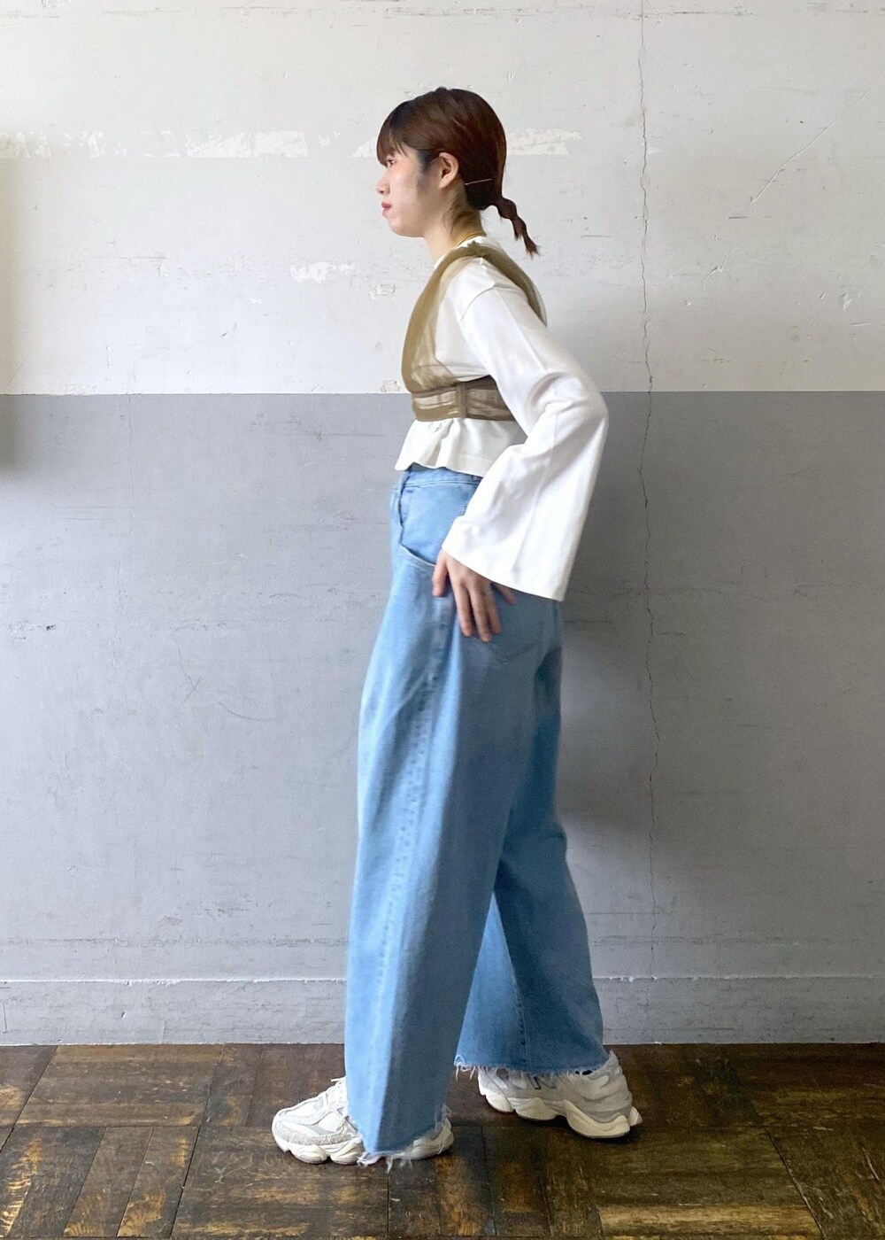グリーン系のその他トップス、ホワイト系のTシャツ/カットソー、ブルー系のデニムパンツを着用したレディースの春コーディネートの5枚目の写真