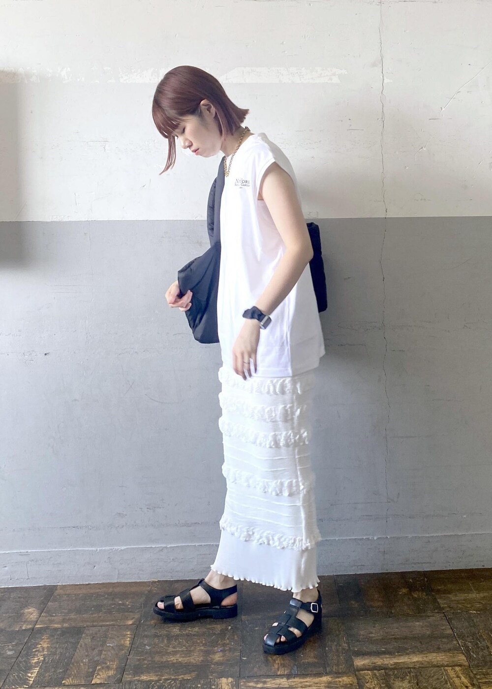 ブラック系のサンダル、ホワイト系のスカート、ホワイト系のTシャツ/カットソーを着用したレディースの夏コーディネートの4枚目の写真
