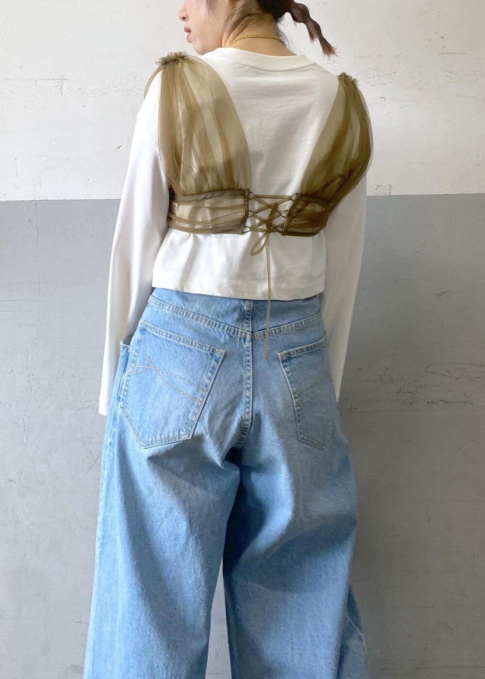 グリーン系のその他トップス、ホワイト系のTシャツ/カットソー、ブルー系のデニムパンツを着用したレディースの春コーディネートの8枚目の写真