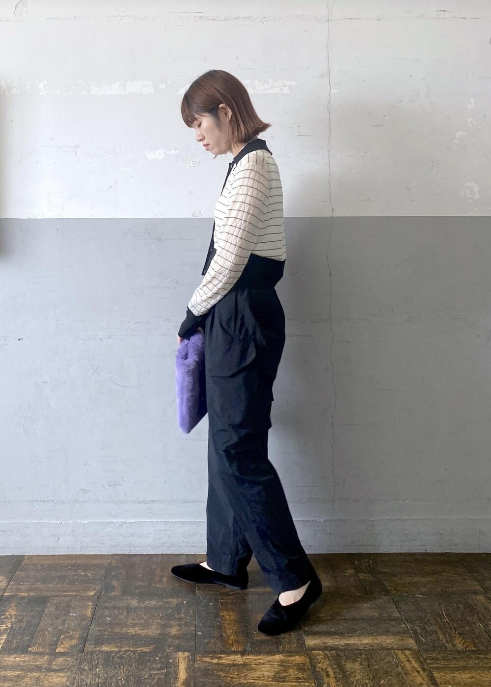 ブラック系のパンプス、パープル系のトートバッグ、ホワイト系のカーディガン/ボレロを着用したレディースの夏コーディネートの5枚目の写真