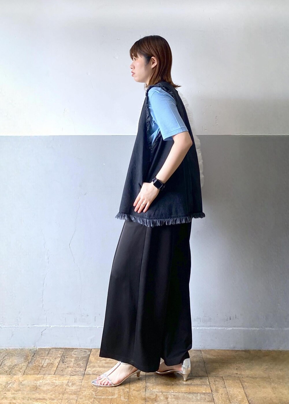 シルバー系のサンダル、ブラック系のシャツ/ブラウス、ブラック系のスラックスを着用したレディースの春コーディネートの3枚目の写真