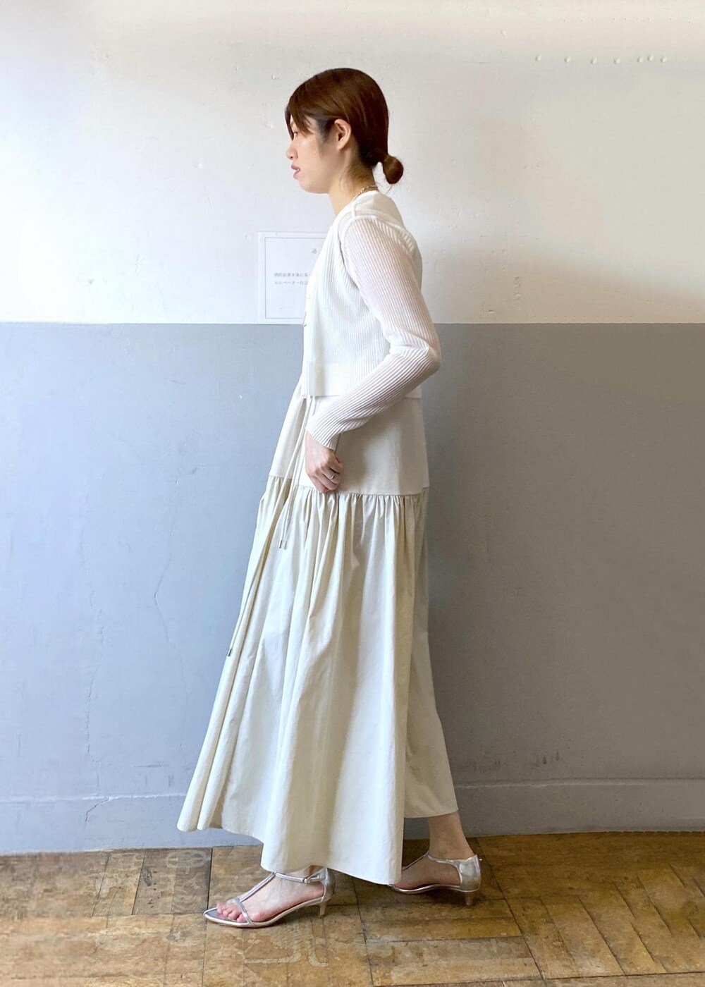 シルバー系のサンダル、ホワイト系のカーディガン/ボレロ、ブラック系のハンドバッグを着用したレディースの夏コーディネートの3枚目の写真