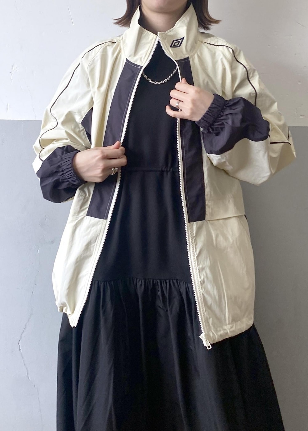 シルバー系のショルダーバッグ、ホワイト系のその他アウター、ブラック系のワンピースを着用したレディースの冬コーディネートの9枚目の写真