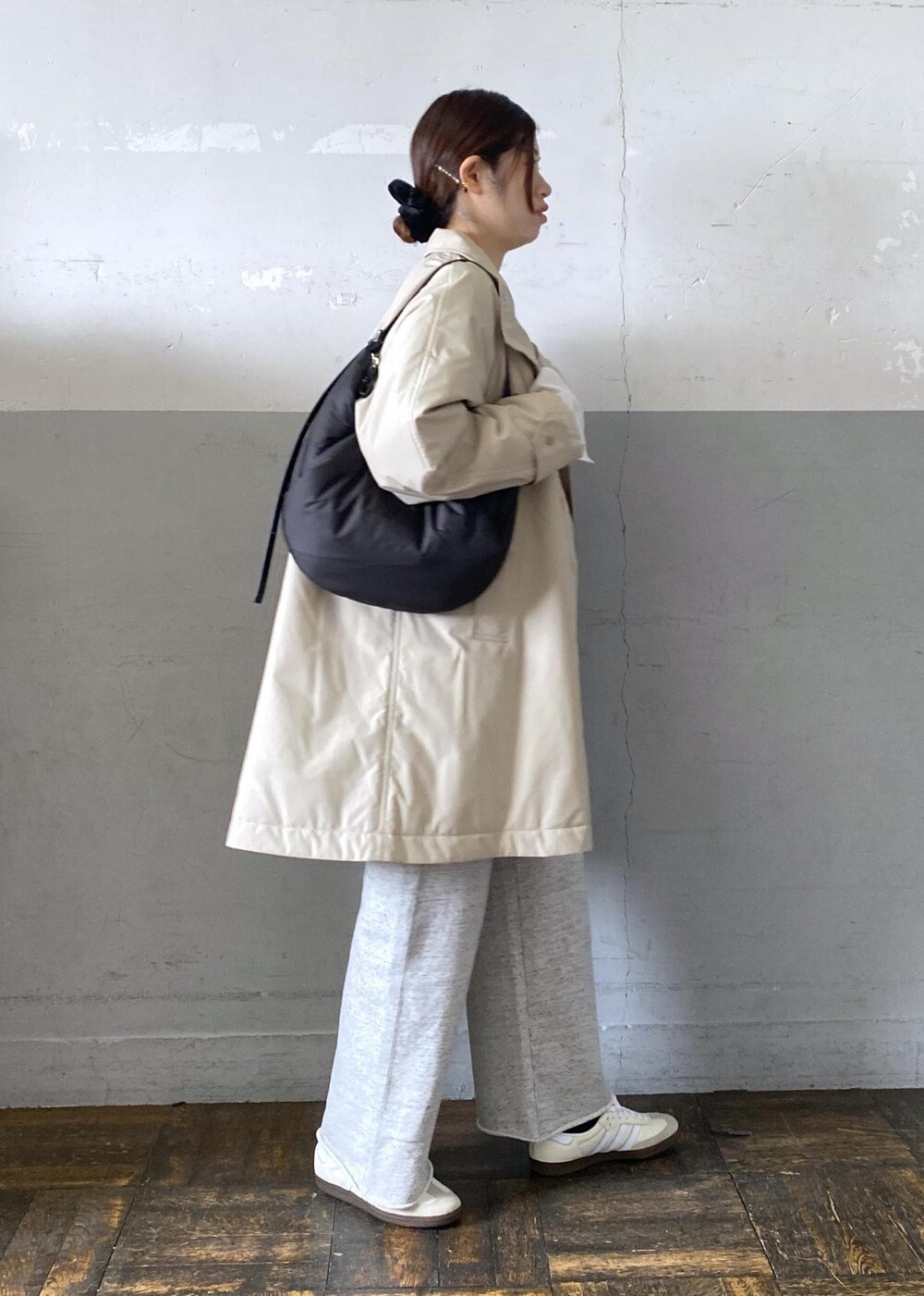 ブラック系のカーディガン/ボレロ、ホワイト系のTシャツ/カットソー、ベージュ系のその他アウターを着用したレディースの冬コーディネートの5枚目の写真