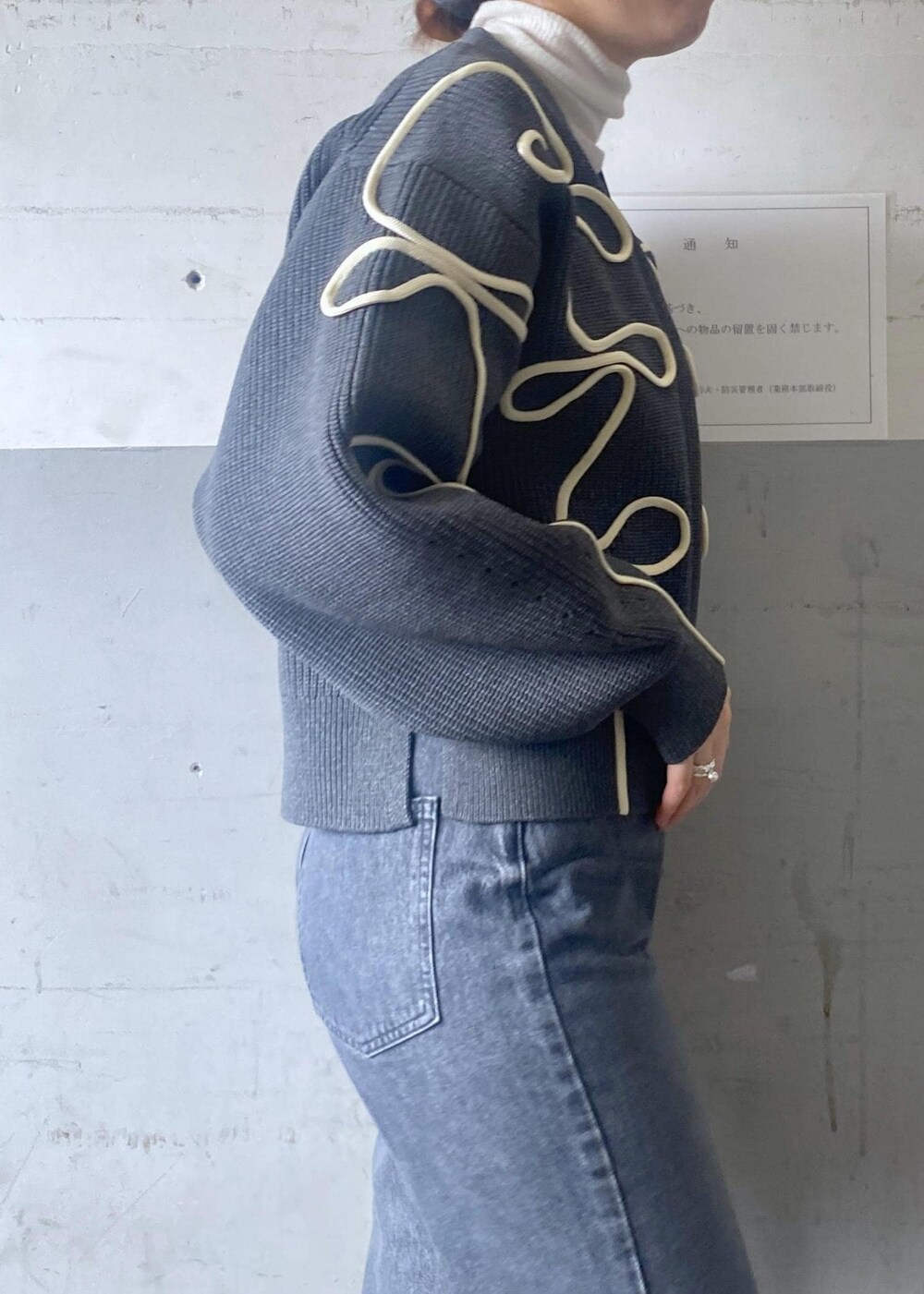 グレー系のデニムパンツ、ホワイト系のその他シューズ、グレー系のカーディガン/ボレロを着用したレディースの秋コーディネートの7枚目の写真
