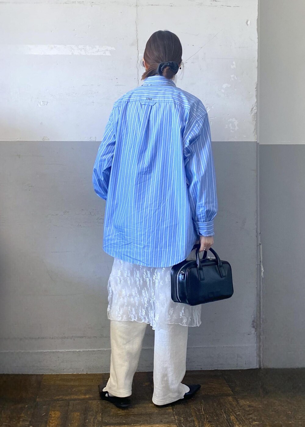 ホワイト系のTシャツ/カットソー、ブラック系のショルダーバッグ、ホワイト系のその他パンツを着用したレディースの春コーディネートの3枚目の写真