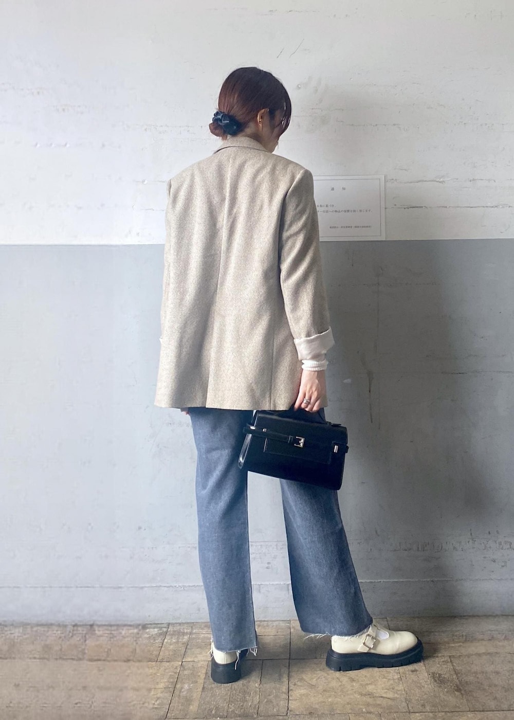 グレー系のデニムパンツ、ホワイト系のその他シューズ、ホワイト系のニット/セーターを着用したレディースの秋コーディネートの3枚目の写真