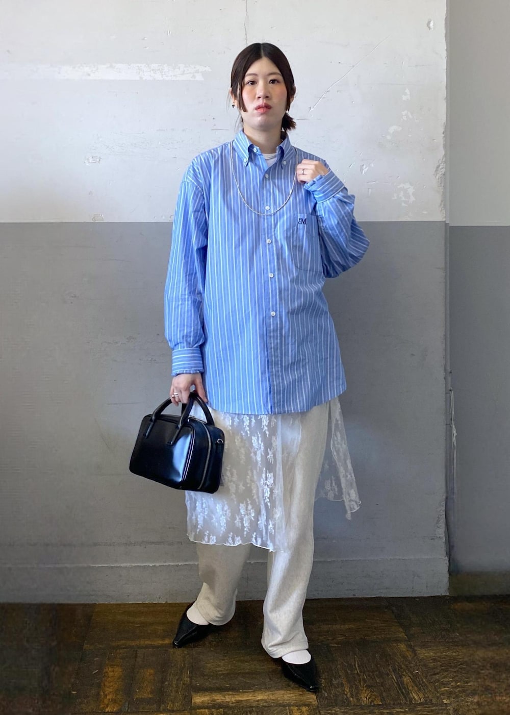 ホワイト系のTシャツ/カットソー、ブラック系のショルダーバッグ、ホワイト系のその他パンツを着用したレディースの春コーディネートの2枚目の写真