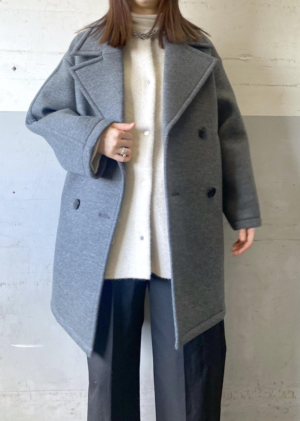 ホワイト系のその他シューズ、ホワイト系のニット/セーター、ホワイト系のカーディガン/ボレロを着用したレディースの冬コーディネートの5枚目の写真