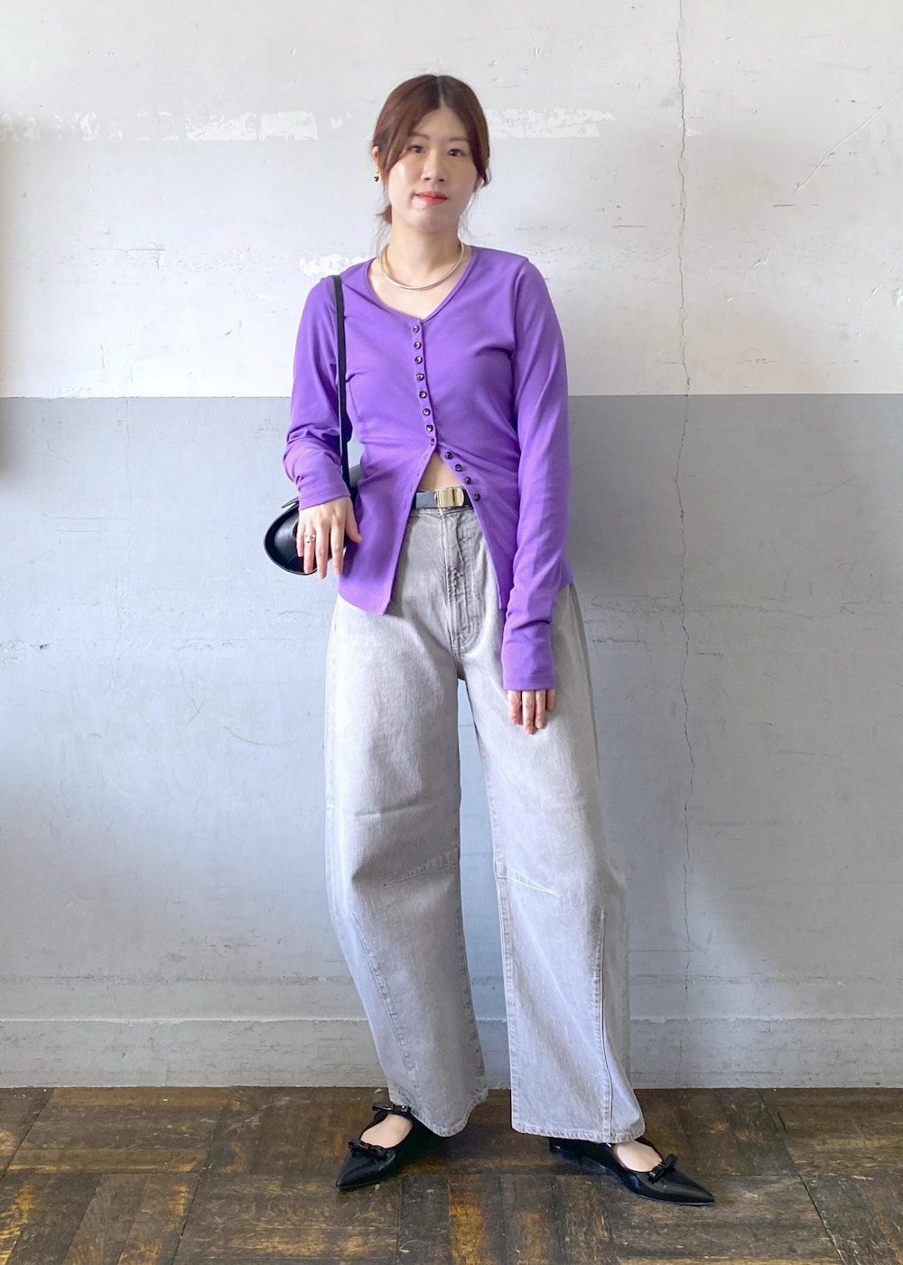 ベージュ系のデニムパンツ、ブラック系のパンプス、パープル系のTシャツ/カットソーを着用したレディースの夏コーディネートの2枚目の写真