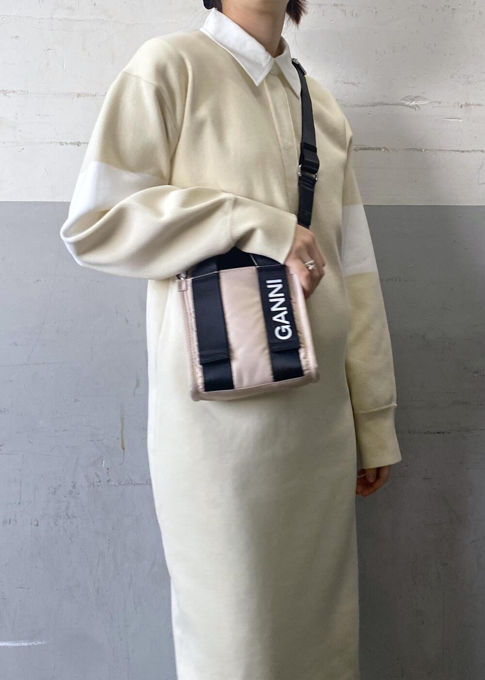 ベージュ系のトートバッグ、ホワイト系のその他シューズ、ホワイト系のワンピースを着用したレディースの冬コーディネートの7枚目の写真