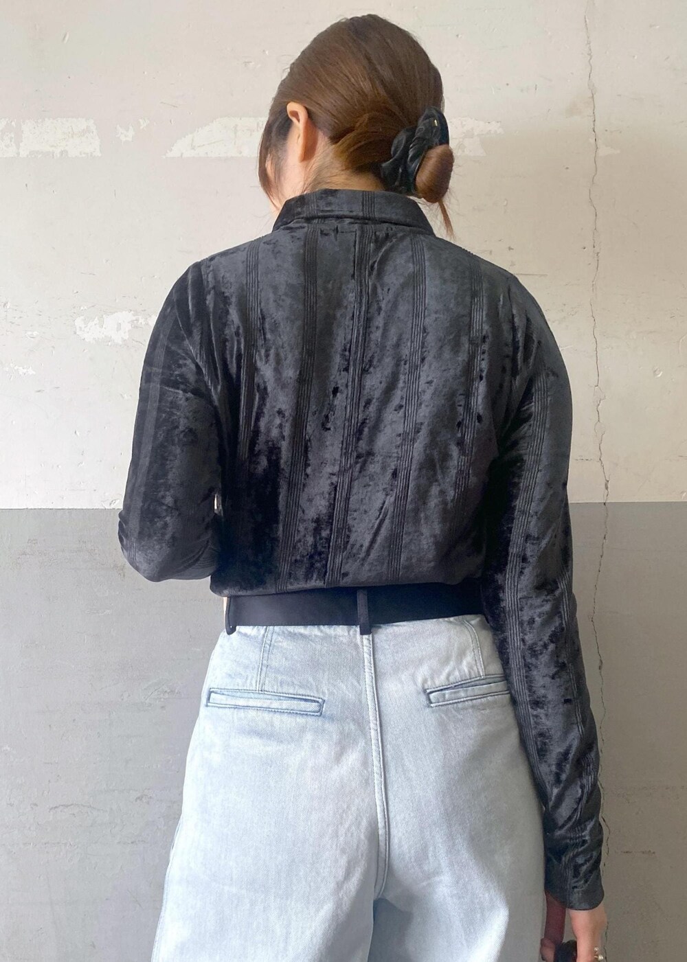 ブラック系のカーディガン/ボレロ、ホワイト系のブーツ、ブルー系のその他パンツを着用したレディースの秋コーディネートの6枚目の写真