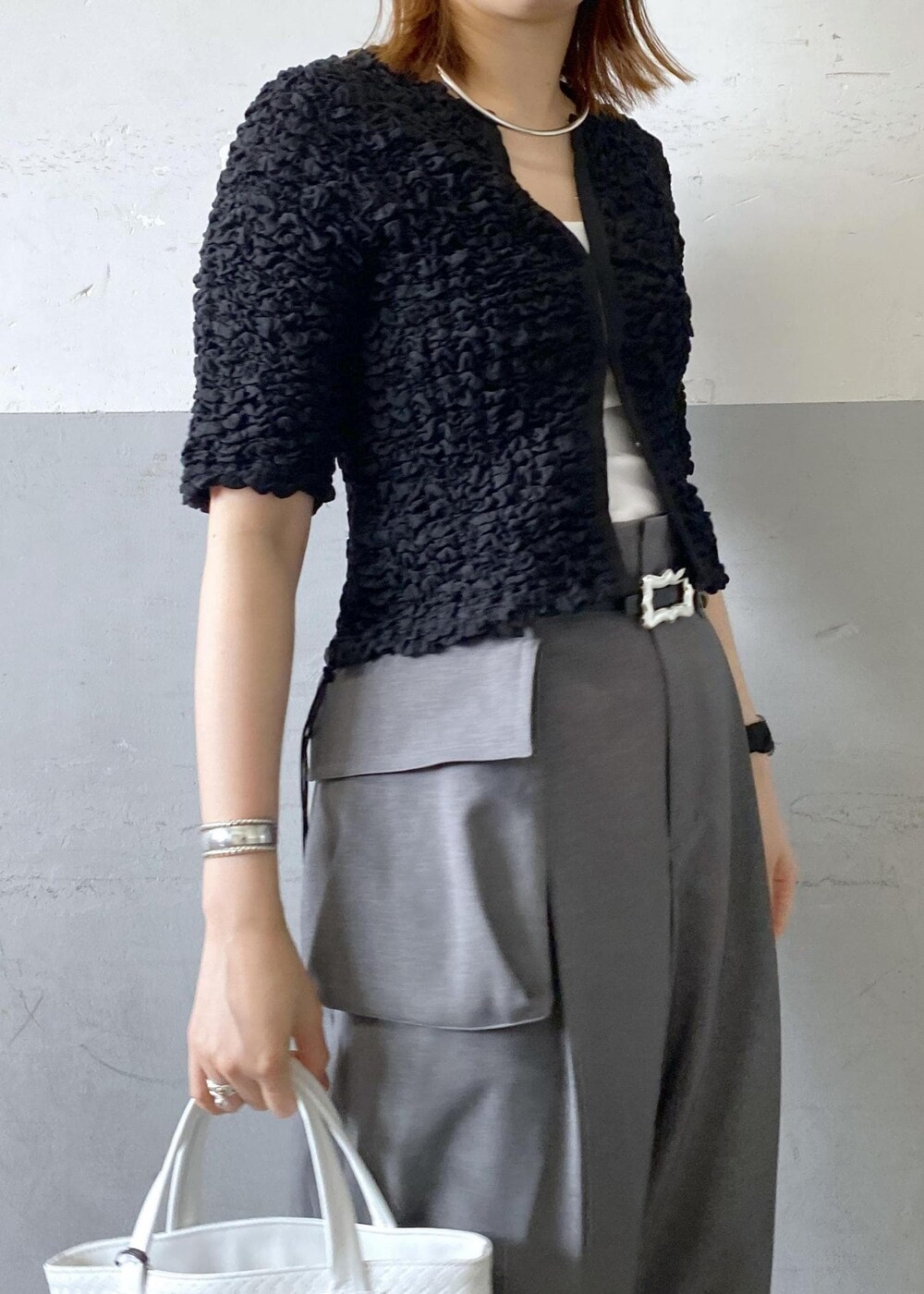 ブラック系のサンダル、ブラック系のカーディガン/ボレロ、ホワイト系のトートバッグを着用したレディースの春コーディネートの7枚目の写真