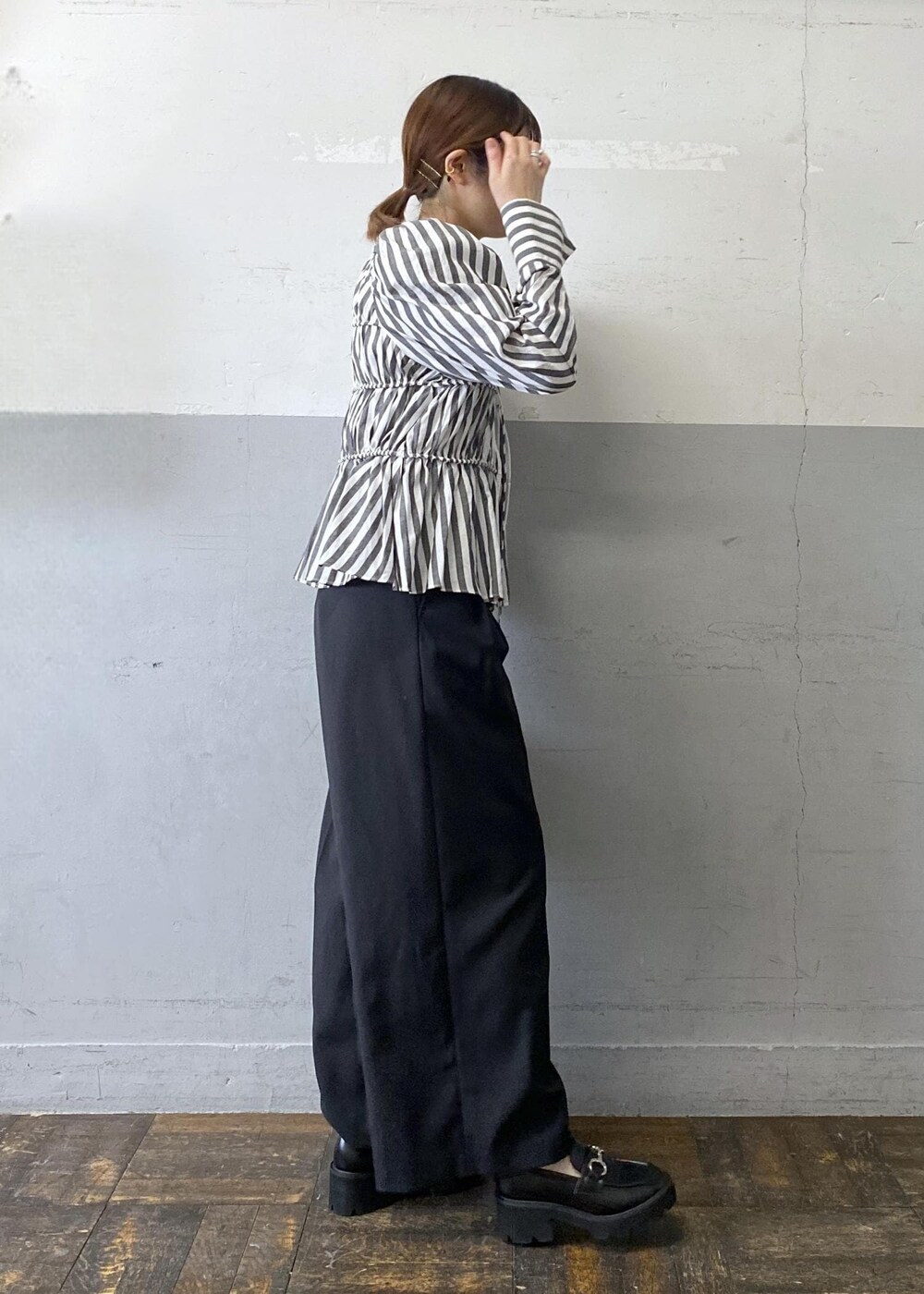 ホワイト系のシャツ/ブラウス、ブラック系のスラックス、ブラック系のボストンバッグを着用したレディースの春コーディネートの3枚目の写真