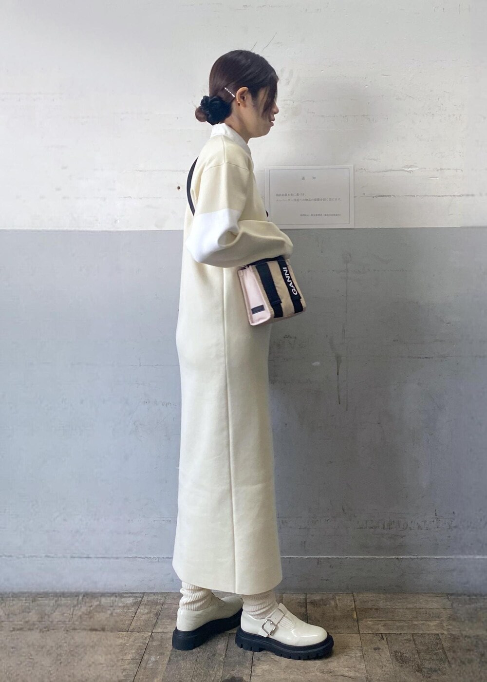 ベージュ系のトートバッグ、ホワイト系のその他シューズ、ホワイト系のワンピースを着用したレディースの冬コーディネートの2枚目の写真