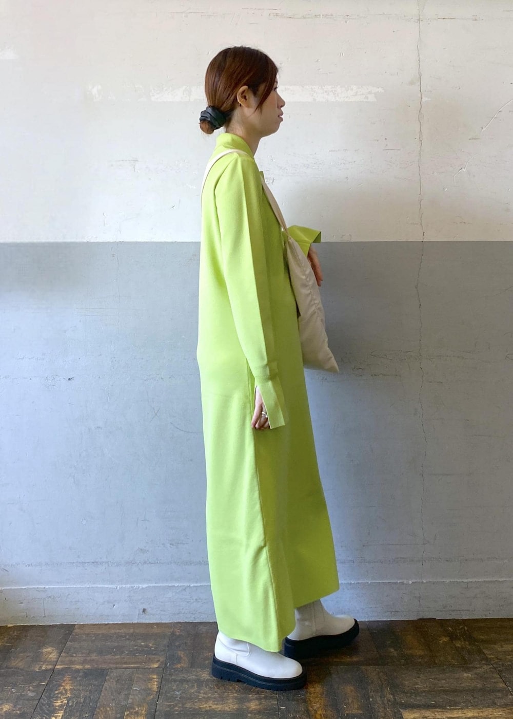 ホワイト系のボディバッグ/ウエストポーチ、ホワイト系のブーツ、グリーン系のワンピースを着用したレディースの秋コーディネートの5枚目の写真