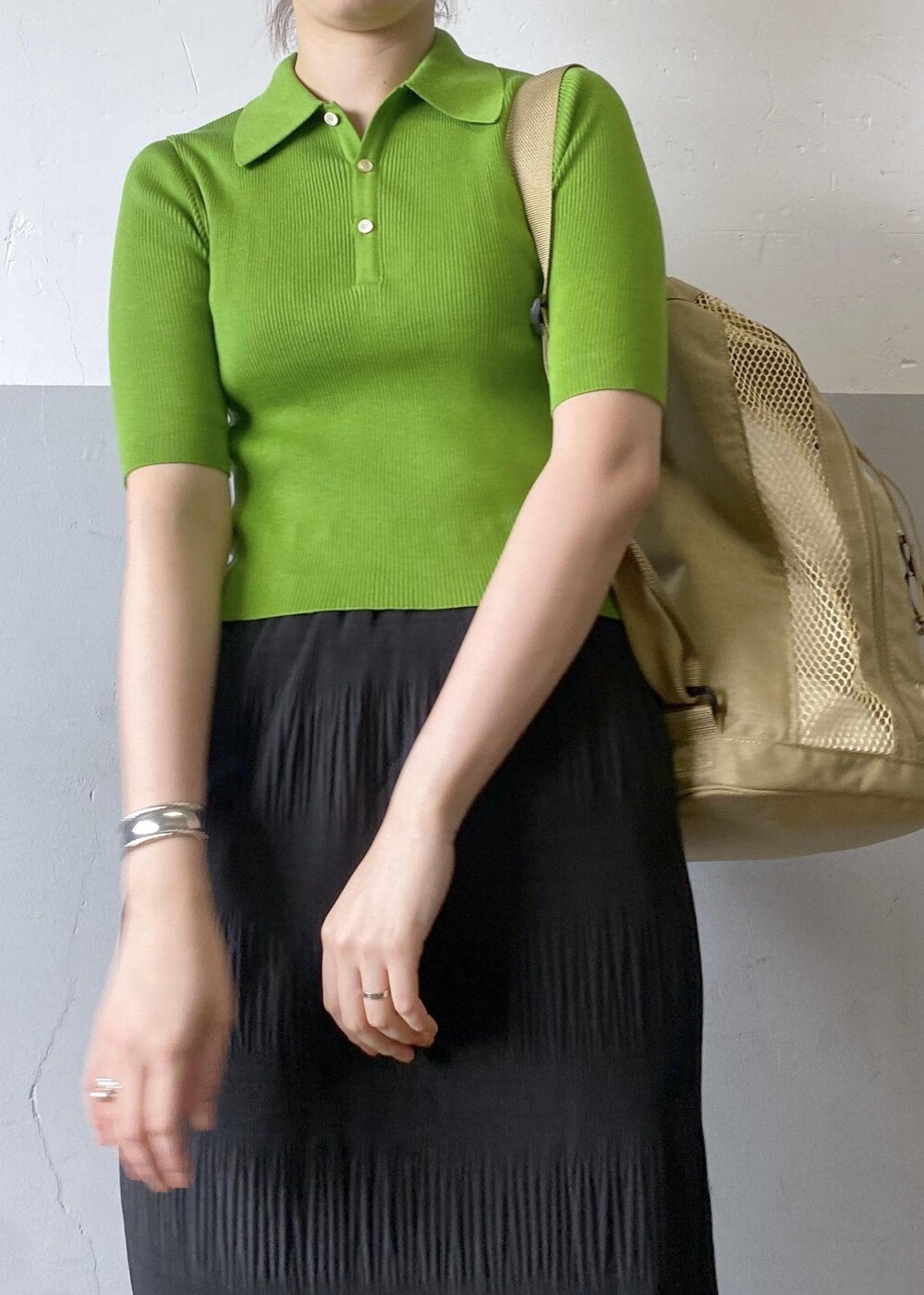 ホワイト系のスニーカー、ブラック系のスカートを着用したレディースの春コーディネートの7枚目の写真