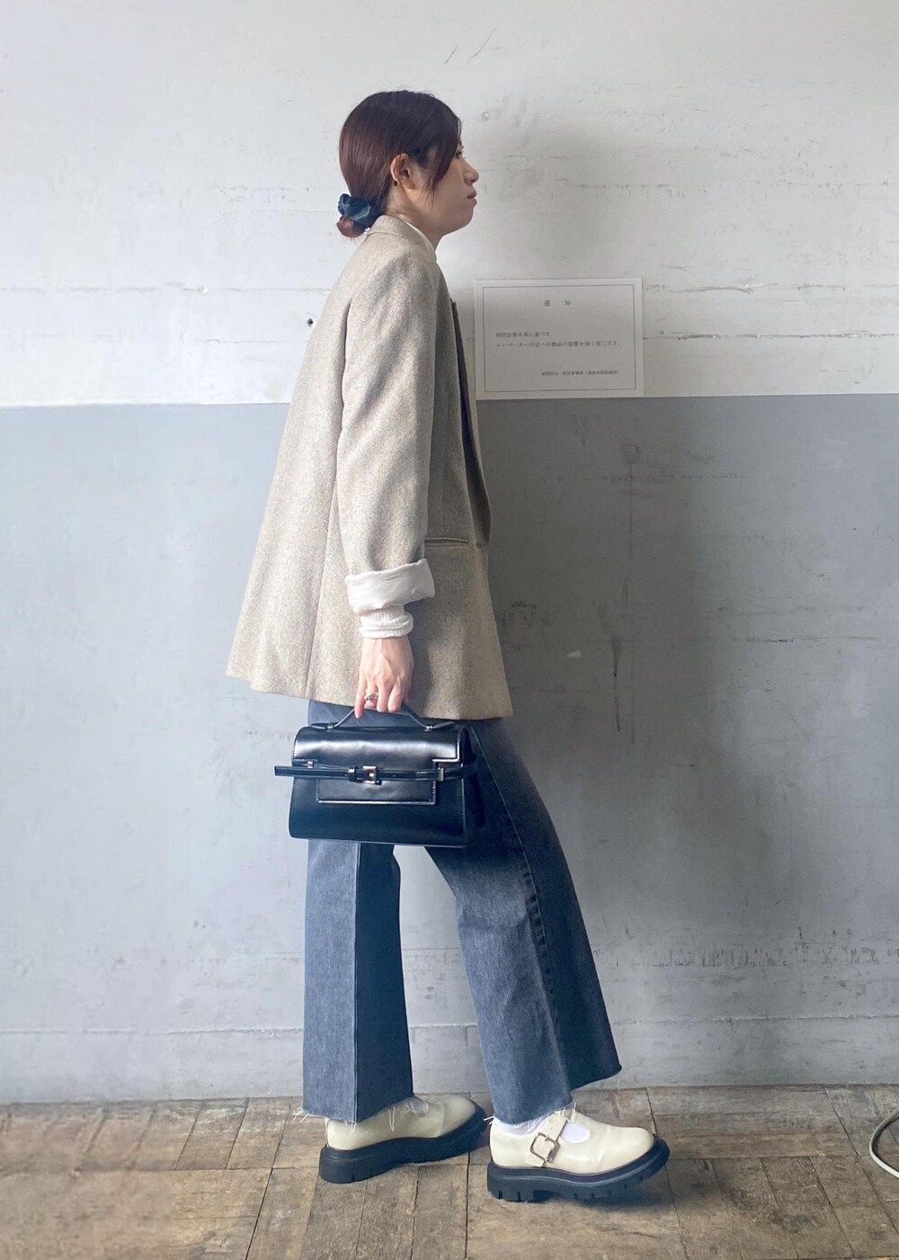 グレー系のデニムパンツ、ホワイト系のその他シューズ、ホワイト系のニット/セーターを着用したレディースの秋コーディネートの2枚目の写真