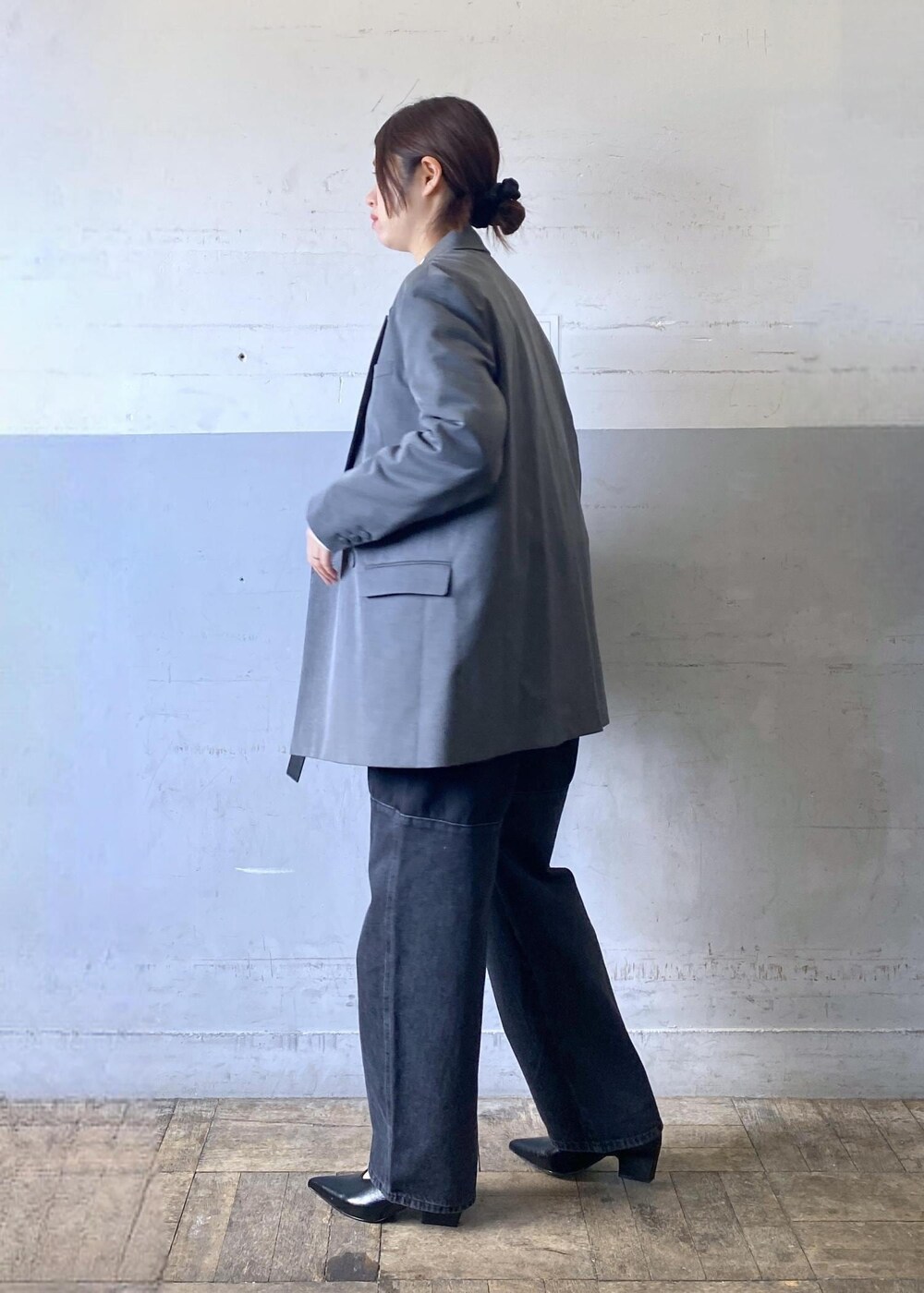 グレー系のテーラードジャケット、ブラック系のパンプス、ブラック系のショルダーバッグを着用したレディースの冬コーディネートの4枚目の写真