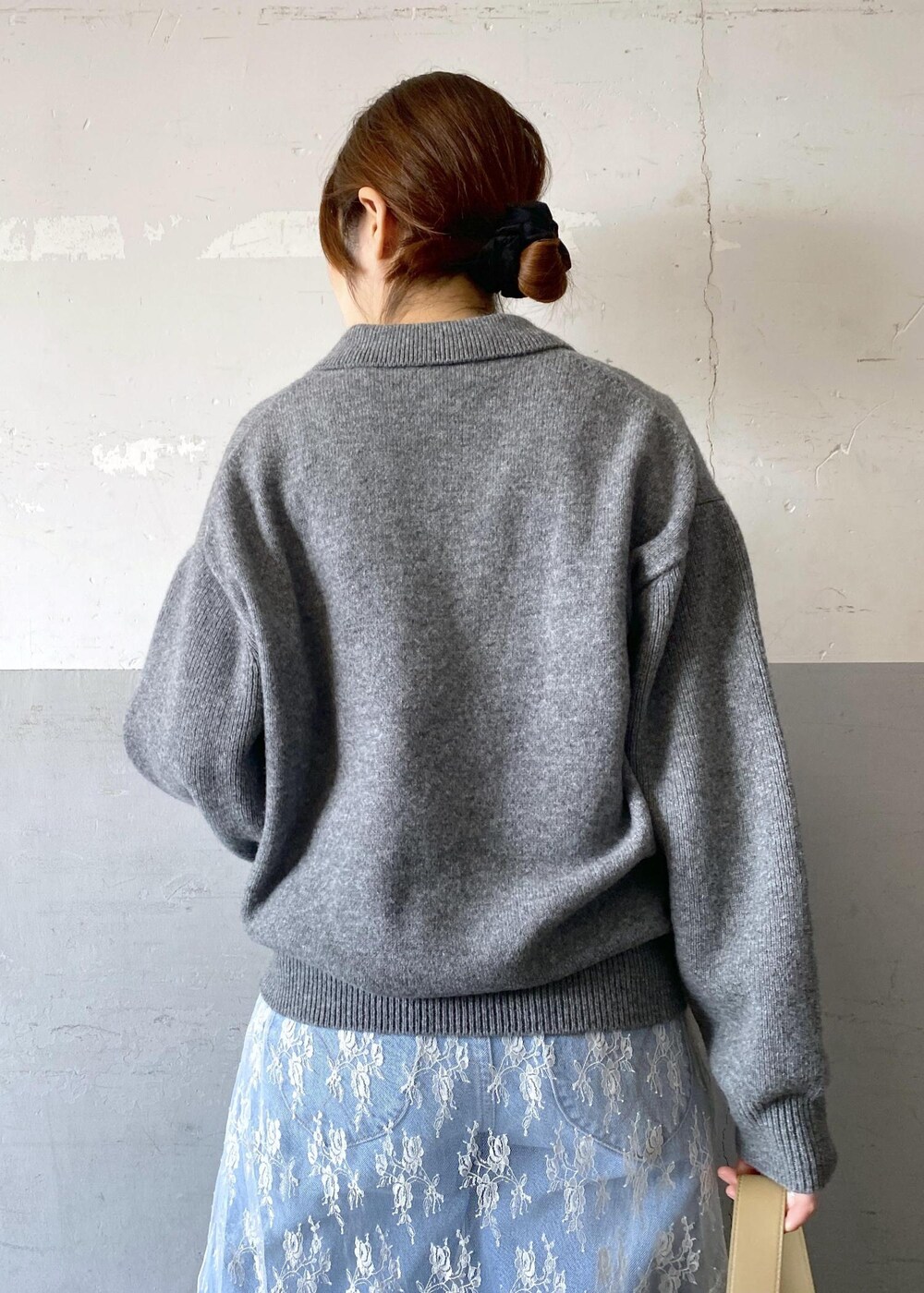 ブラック系のブーツ、ブルー系のデニムパンツ、ホワイト系のTシャツ/カットソーを着用したレディースの冬コーディネートの7枚目の写真