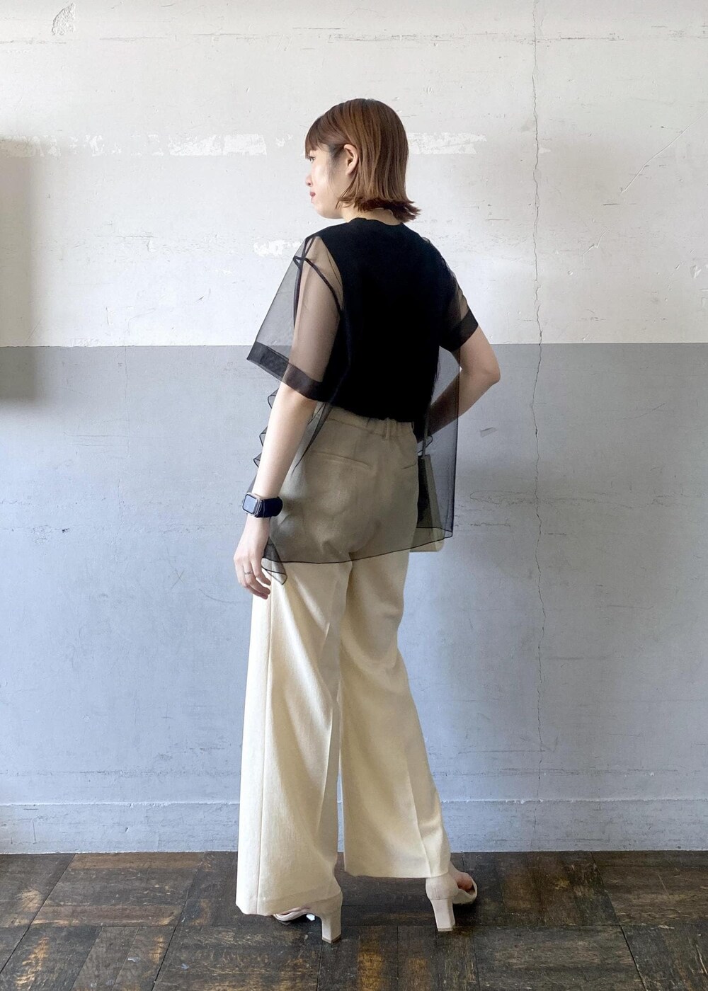 グレー系のショルダーバッグ、ベージュ系のサンダル、ベージュ系のスラックスを着用したレディースの夏コーディネートの4枚目の写真