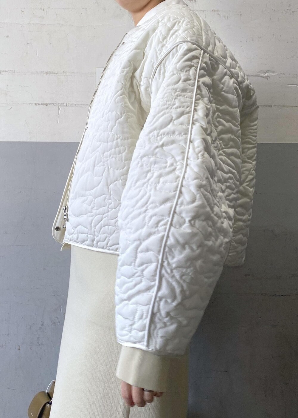 ホワイト系のその他シューズ、ホワイト系のワンピース、ホワイト系のブルゾンを着用したレディースの冬コーディネートの10枚目の写真