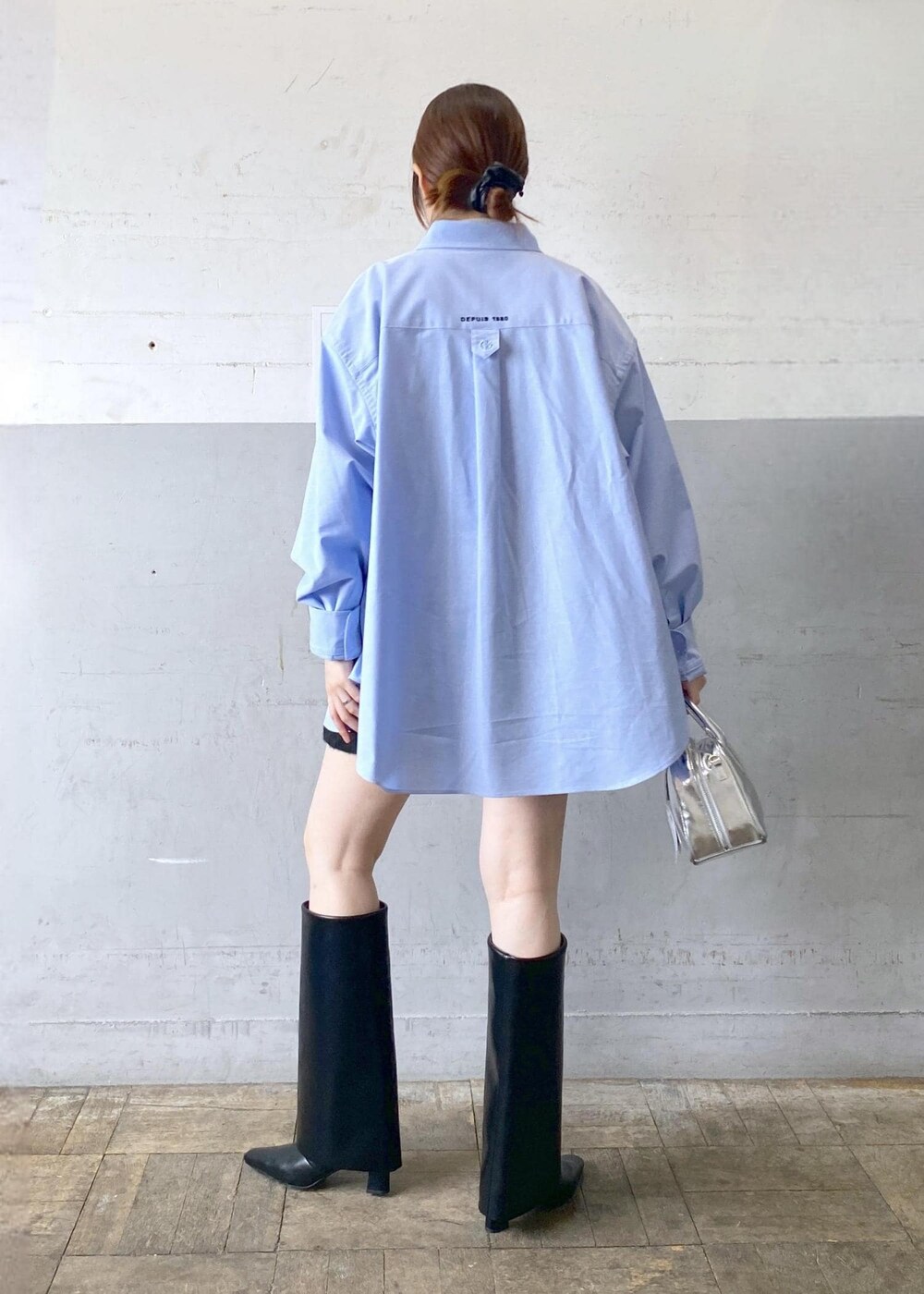 ブラック系のブーツ、シルバー系のショルダーバッグ、ホワイト系のニット/セーターを着用したレディースの秋コーディネートの4枚目の写真