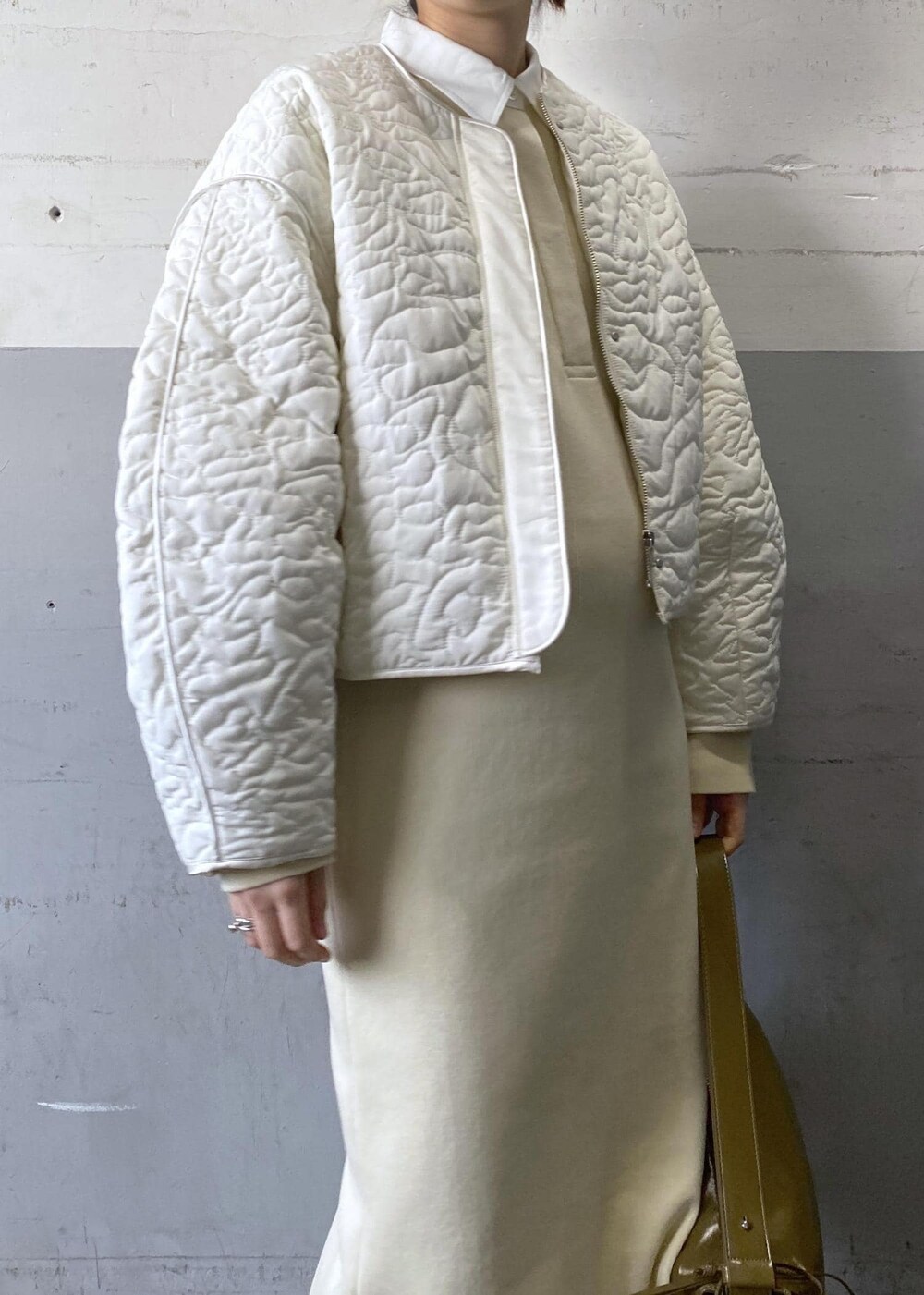 ホワイト系のその他シューズ、ホワイト系のワンピース、ホワイト系のブルゾンを着用したレディースの冬コーディネートの7枚目の写真