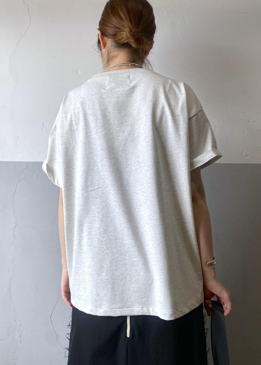 シルバー系のサンダル、ブラック系のトートバッグ、グレー系のTシャツ/カットソーを着用したレディースの夏コーディネートの7枚目の写真