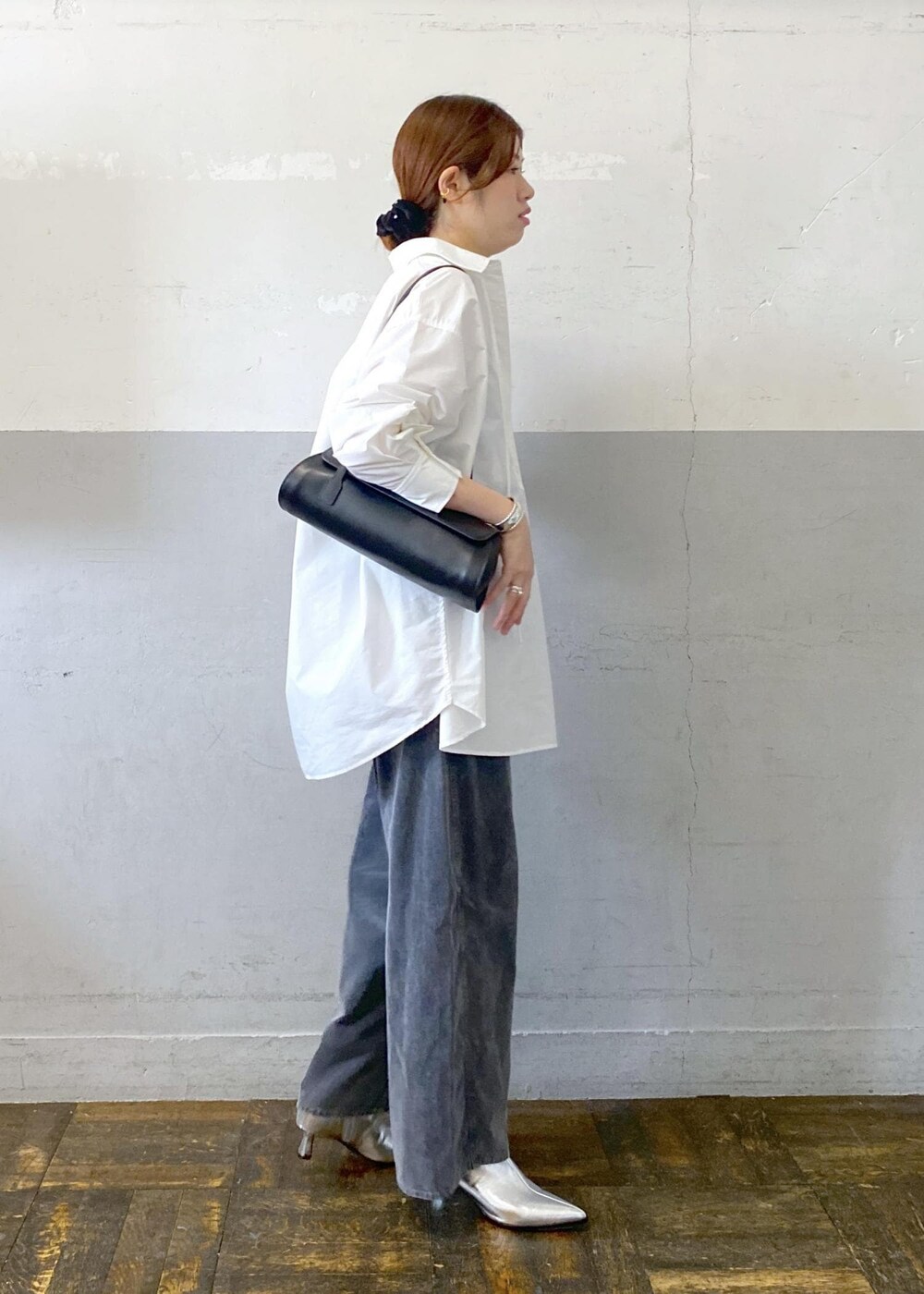 ホワイト系のシャツ/ブラウス、シルバー系のブーツ、グレー系のその他パンツを着用したレディースの秋コーディネートの4枚目の写真