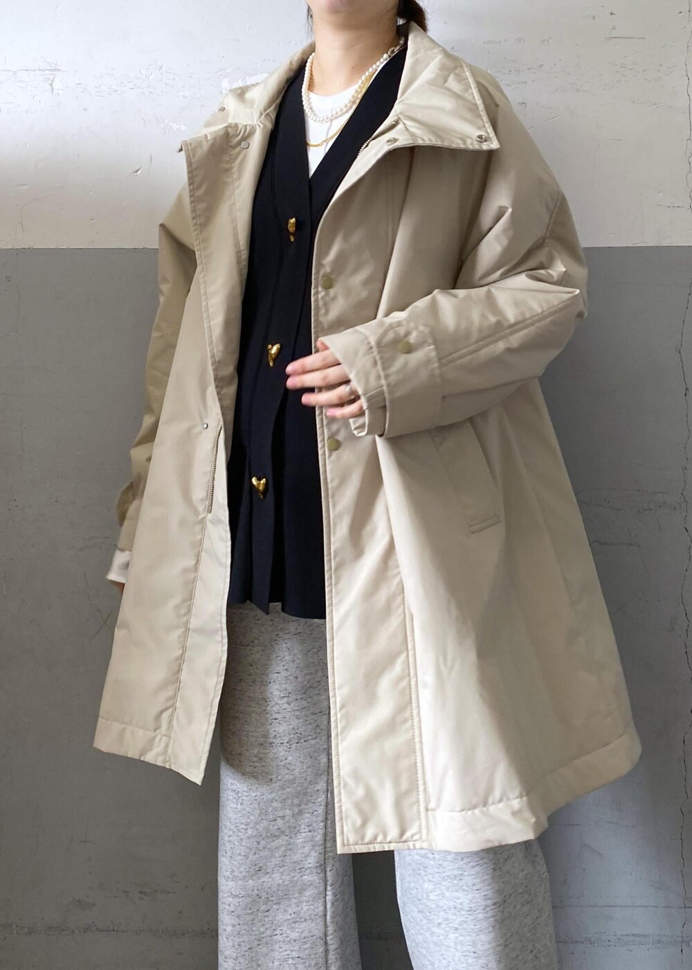 ブラック系のカーディガン/ボレロ、ホワイト系のTシャツ/カットソー、ベージュ系のその他アウターを着用したレディースの冬コーディネートの7枚目の写真