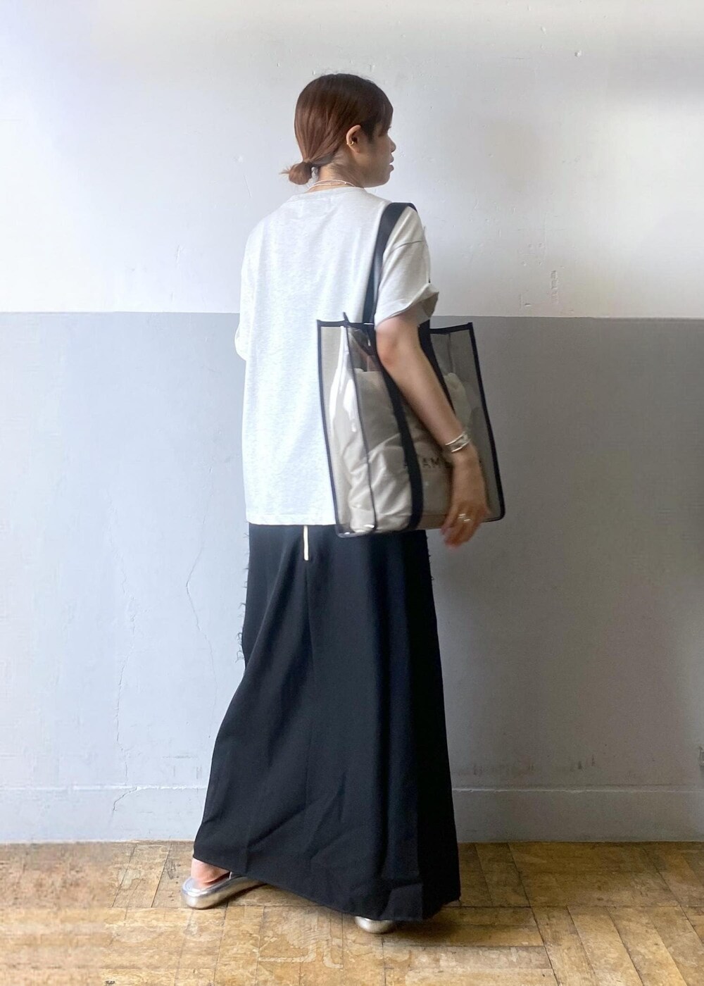 シルバー系のサンダル、ブラック系のトートバッグ、グレー系のTシャツ/カットソーを着用したレディースの夏コーディネートの3枚目の写真