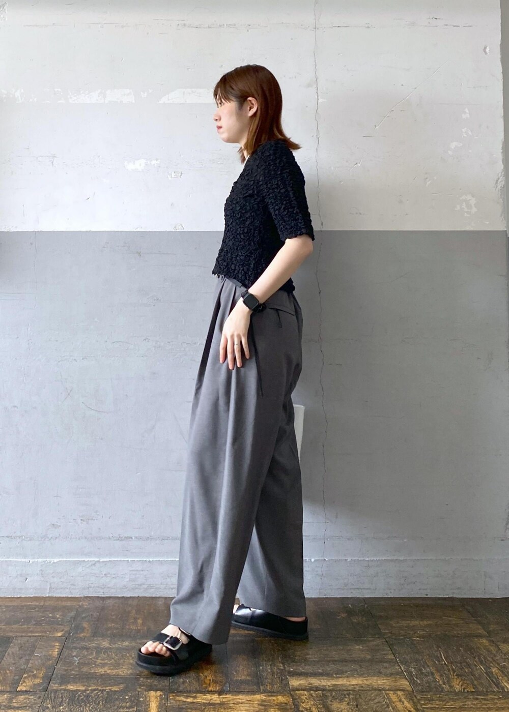 ブラック系のサンダル、ブラック系のカーディガン/ボレロ、ホワイト系のトートバッグを着用したレディースの春コーディネートの2枚目の写真