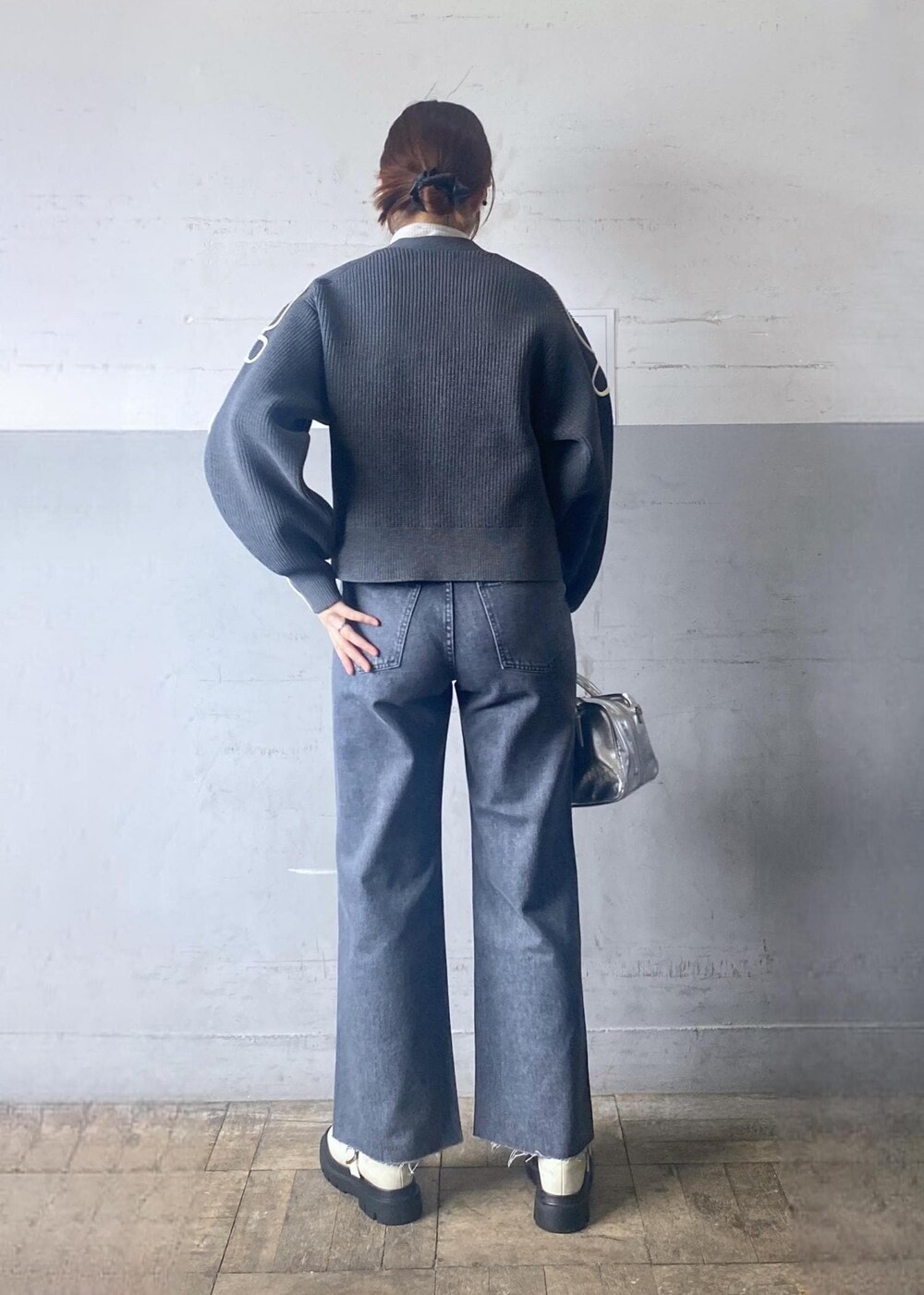 グレー系のデニムパンツ、ホワイト系のその他シューズ、グレー系のカーディガン/ボレロを着用したレディースの秋コーディネートの2枚目の写真
