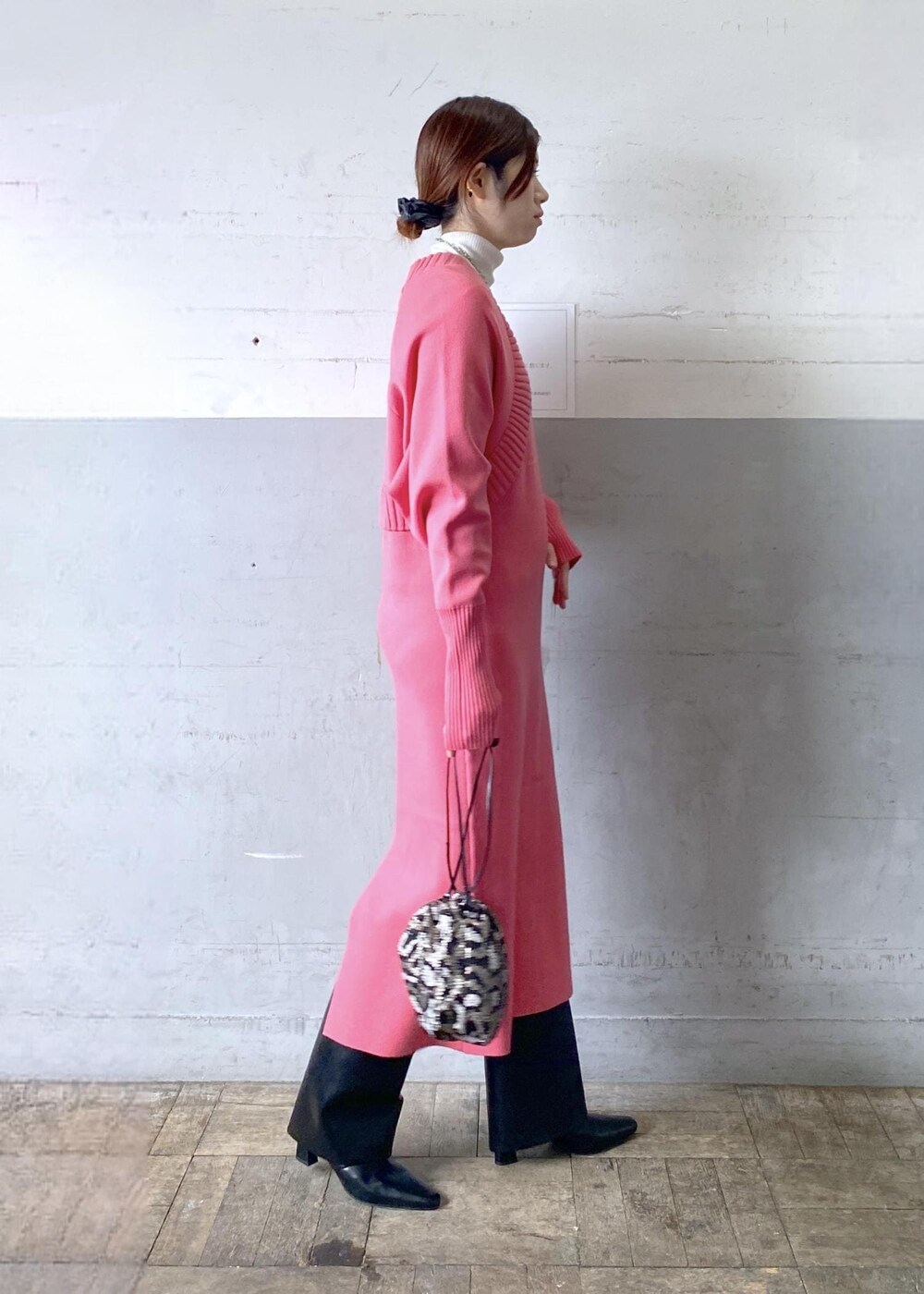 ブラック系のブーツ、ピンク系のワンピース、ホワイト系のニット/セーターを着用したレディースの冬コーディネートの2枚目の写真