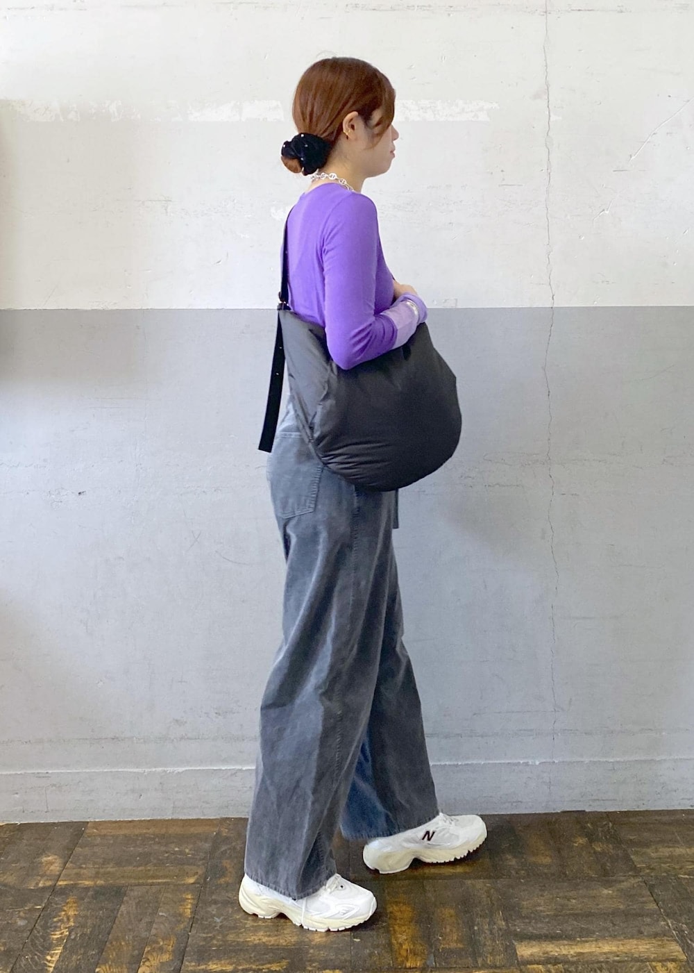 ホワイト系のスニーカー、パープル系のTシャツ/カットソー、グレー系のその他パンツを着用したレディースの秋コーディネートの3枚目の写真