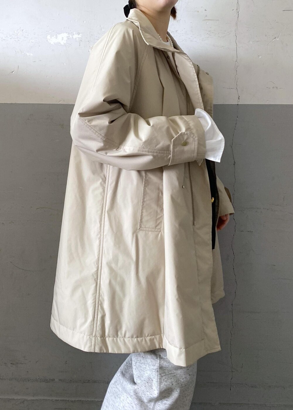 ブラック系のカーディガン/ボレロ、ホワイト系のTシャツ/カットソー、ベージュ系のその他アウターを着用したレディースの冬コーディネートの8枚目の写真