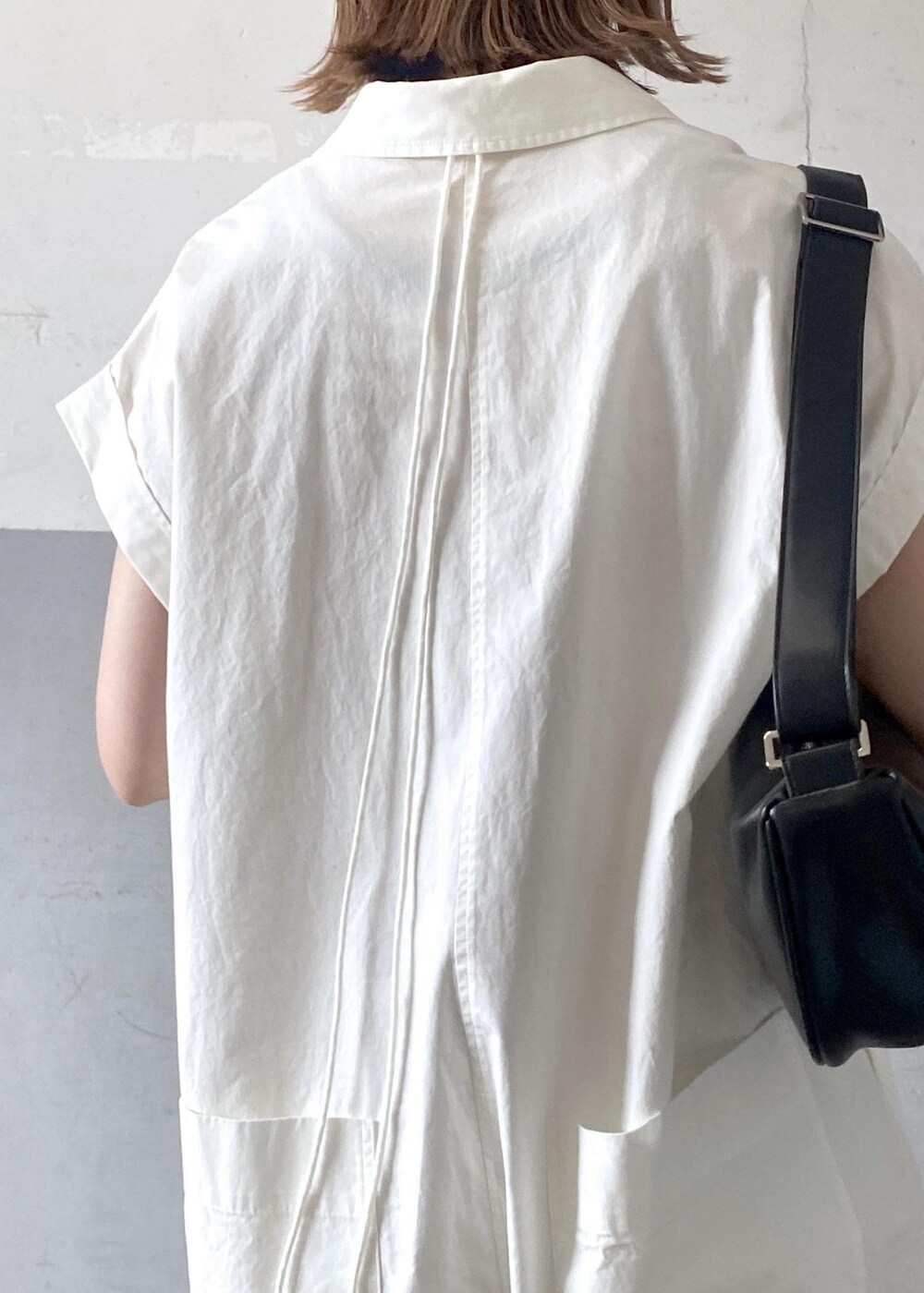 ブラック系のショルダーバッグ、ホワイト系のつなぎ/オールインワンを着用したレディースの夏コーディネートの8枚目の写真