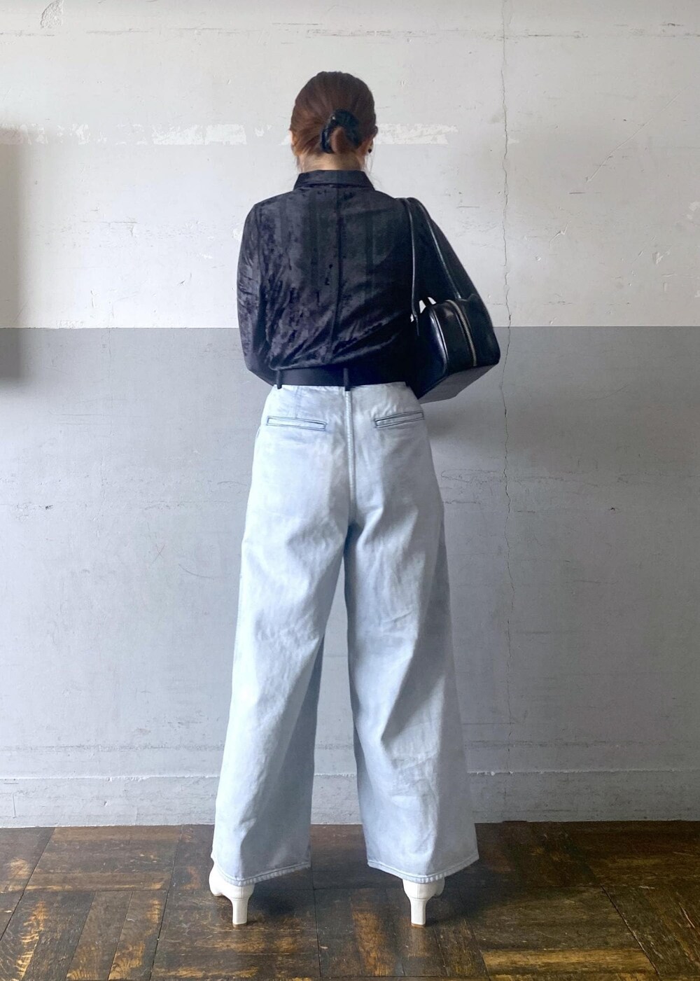 ブラック系のカーディガン/ボレロ、ホワイト系のブーツ、ブルー系のその他パンツを着用したレディースの秋コーディネートの3枚目の写真
