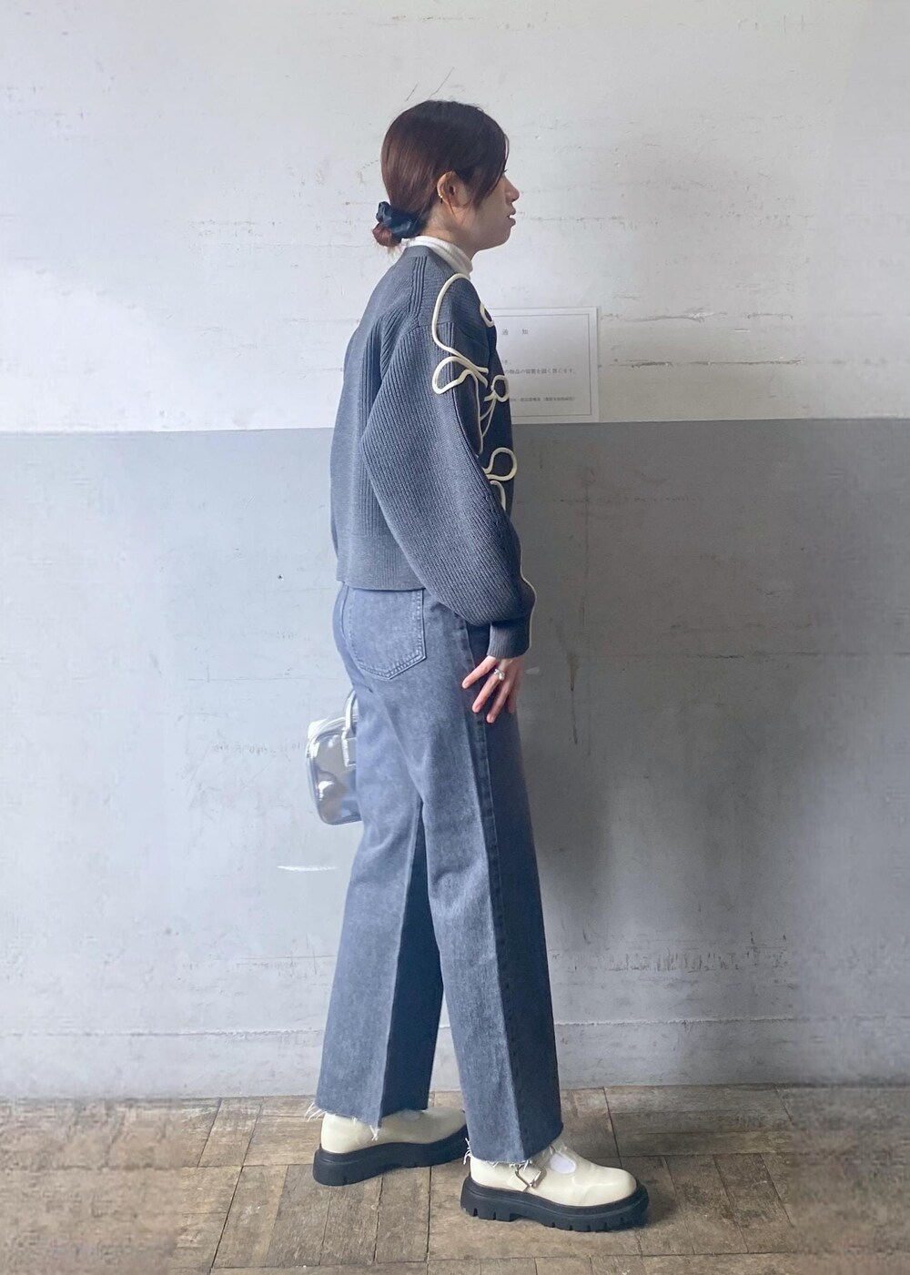 グレー系のデニムパンツ、ホワイト系のその他シューズ、グレー系のカーディガン/ボレロを着用したレディースの秋コーディネートの4枚目の写真