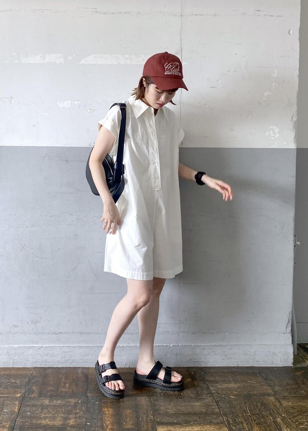 ブラック系のショルダーバッグ、ホワイト系のつなぎ/オールインワンを着用したレディースの夏コーディネートの2枚目の写真