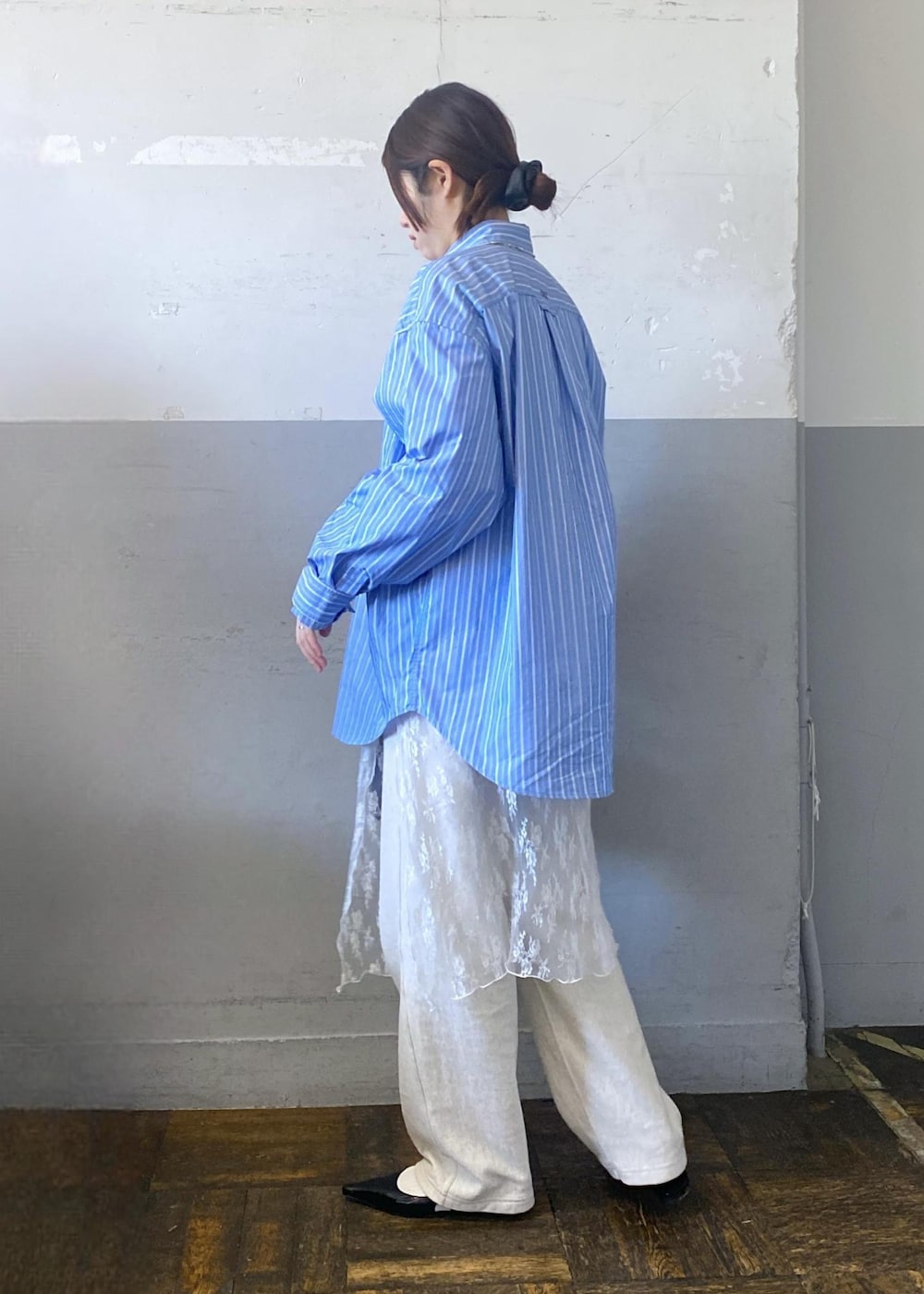 ホワイト系のTシャツ/カットソー、ブラック系のショルダーバッグ、ホワイト系のその他パンツを着用したレディースの春コーディネートの5枚目の写真