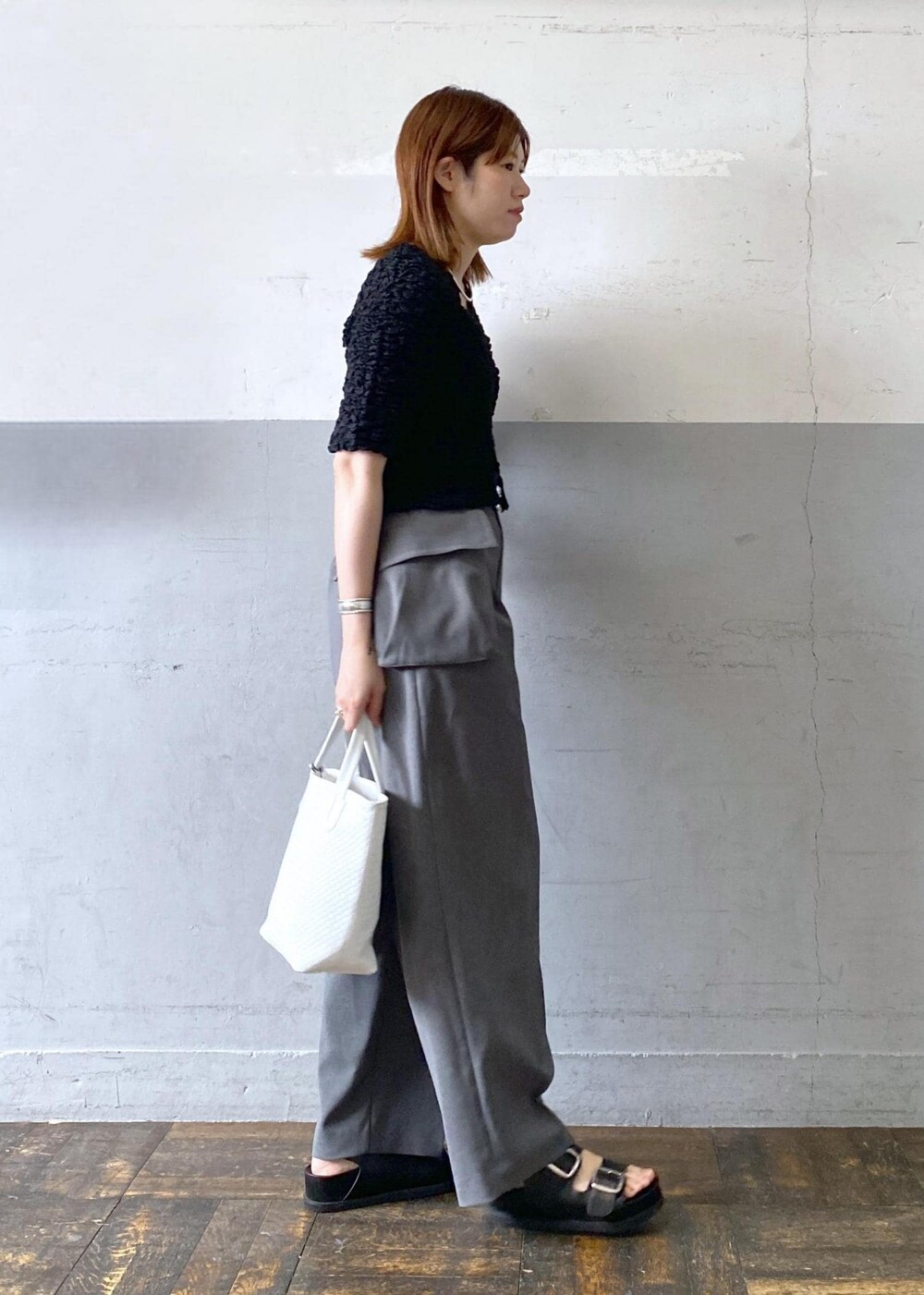 ブラック系のサンダル、ブラック系のカーディガン/ボレロ、ホワイト系のトートバッグを着用したレディースの春コーディネートの4枚目の写真