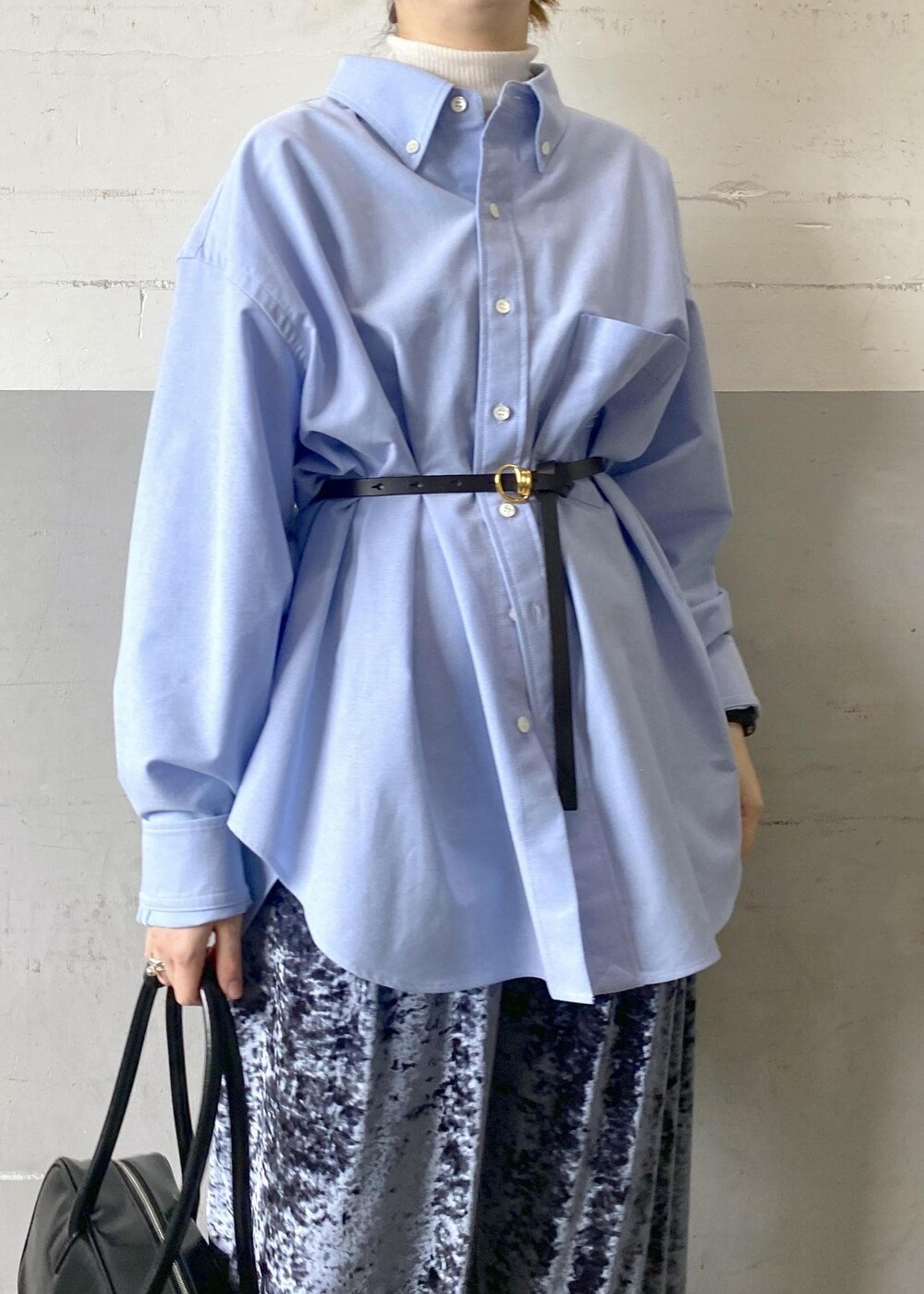 その他のその他パンツ、ホワイト系のブーツ、ブルー系のシャツ/ブラウスを着用したレディースの秋コーディネートの5枚目の写真