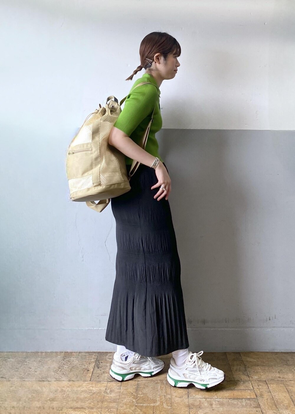 ホワイト系のスニーカー、ブラック系のスカートを着用したレディースの春コーディネートの3枚目の写真
