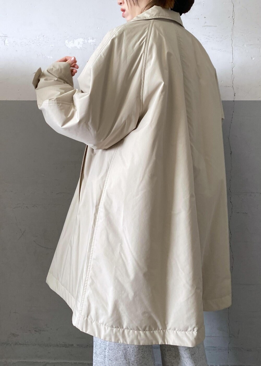 ブラック系のカーディガン/ボレロ、ホワイト系のTシャツ/カットソー、ベージュ系のその他アウターを着用したレディースの冬コーディネートの9枚目の写真